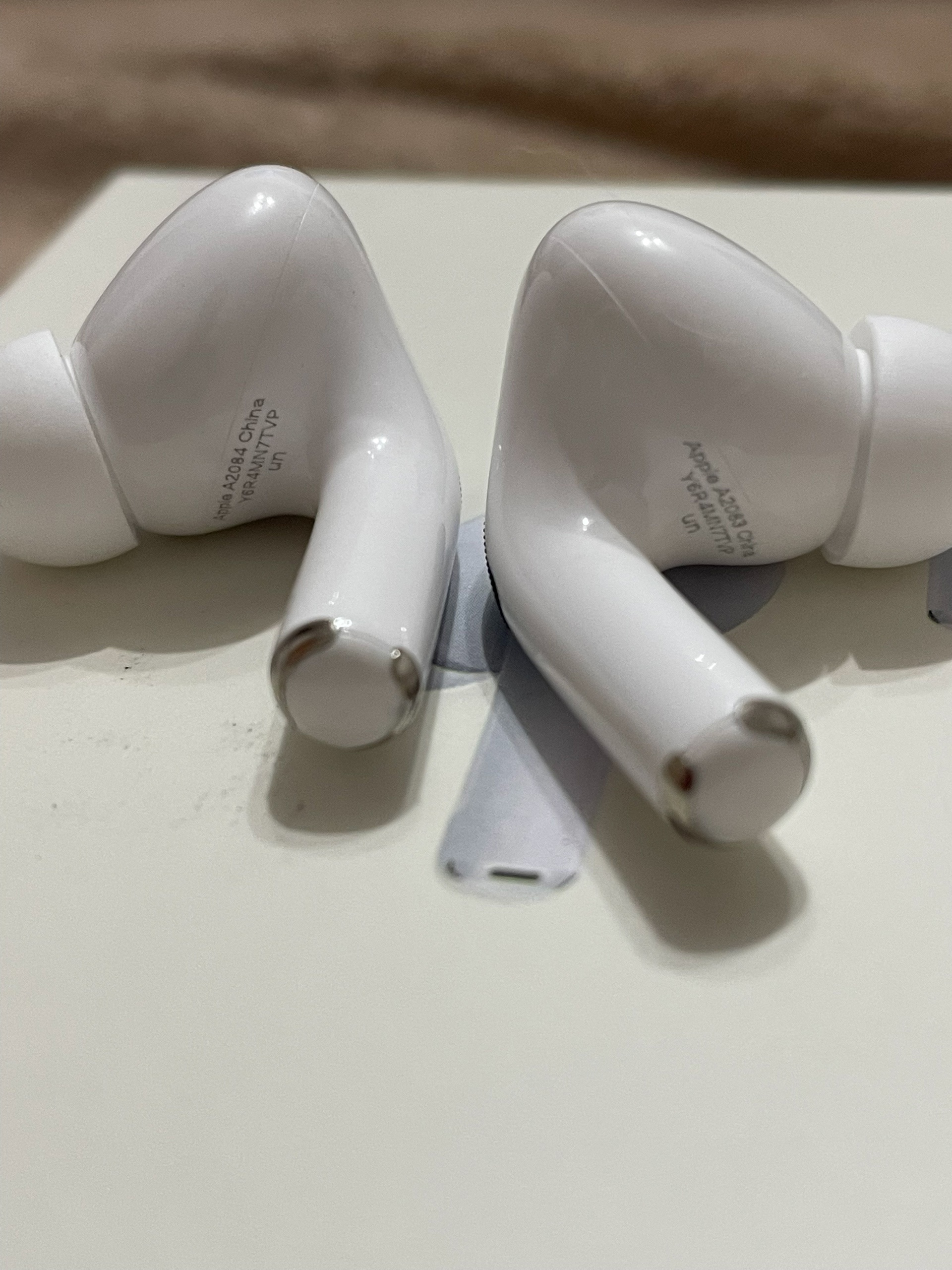 **Новые AirPods Pro 2 продаются:** (4)