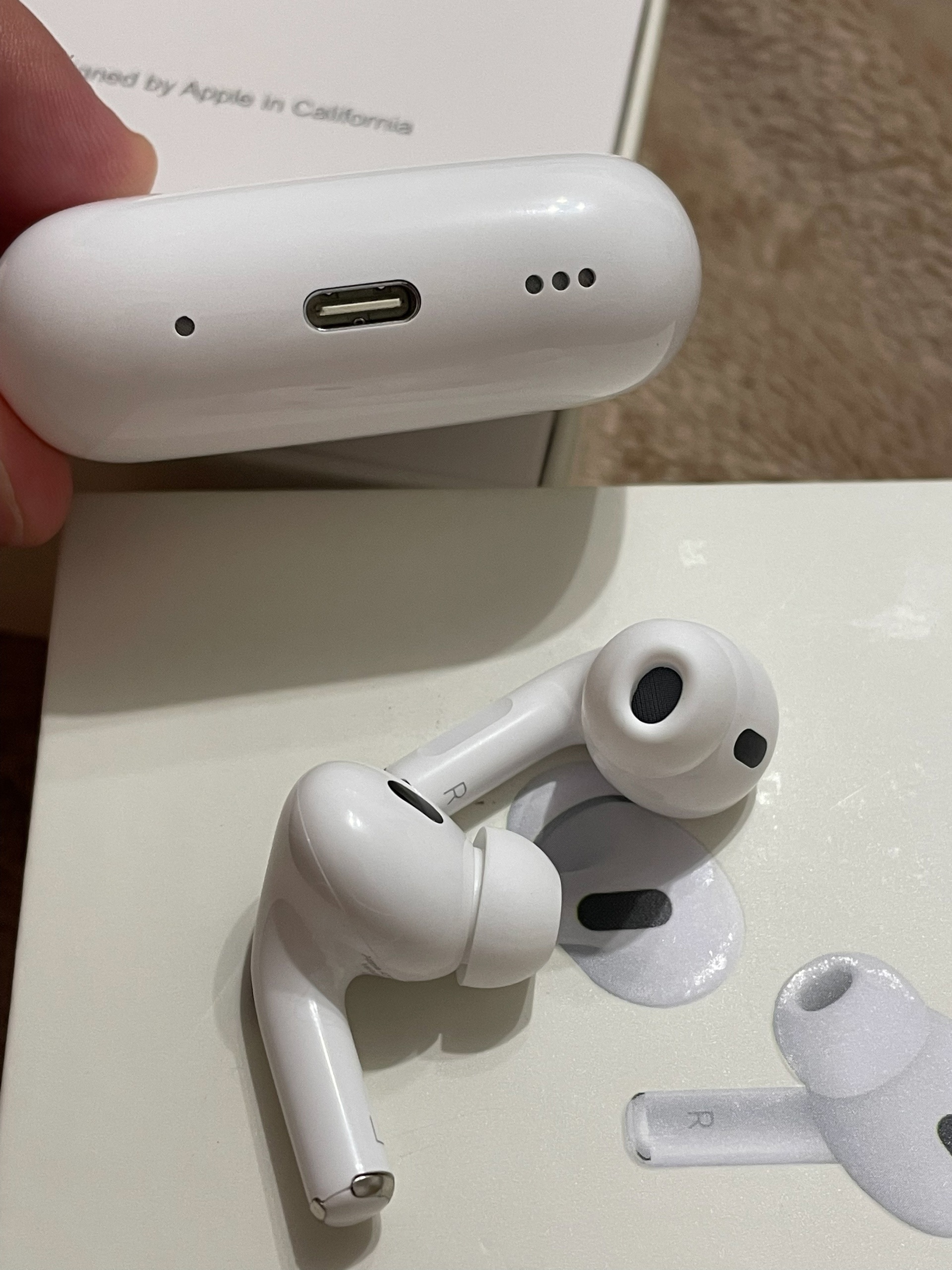 **Новые AirPods Pro 2 продаются:** (1)