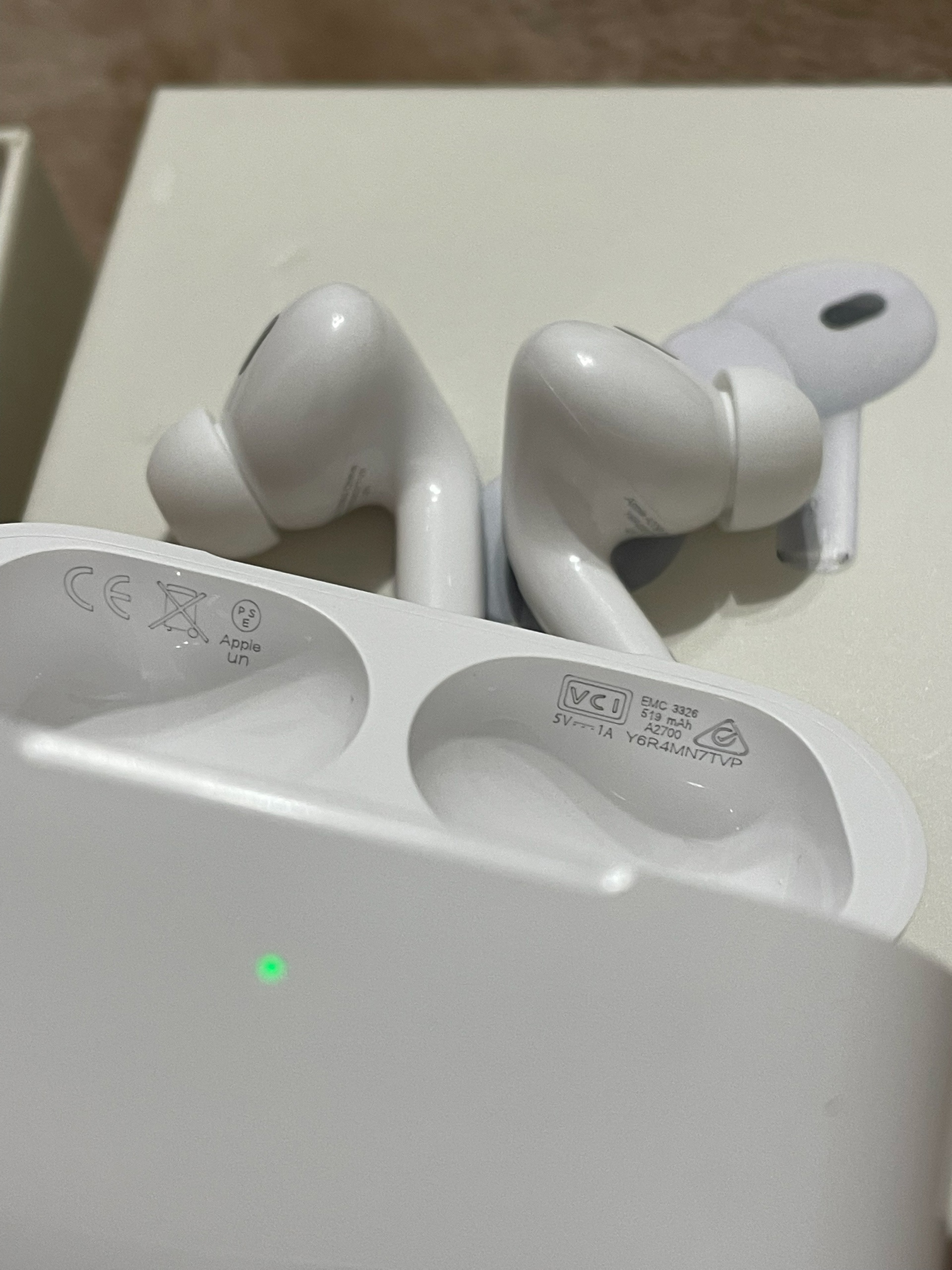 **Новые AirPods Pro 2 продаются:** (3)