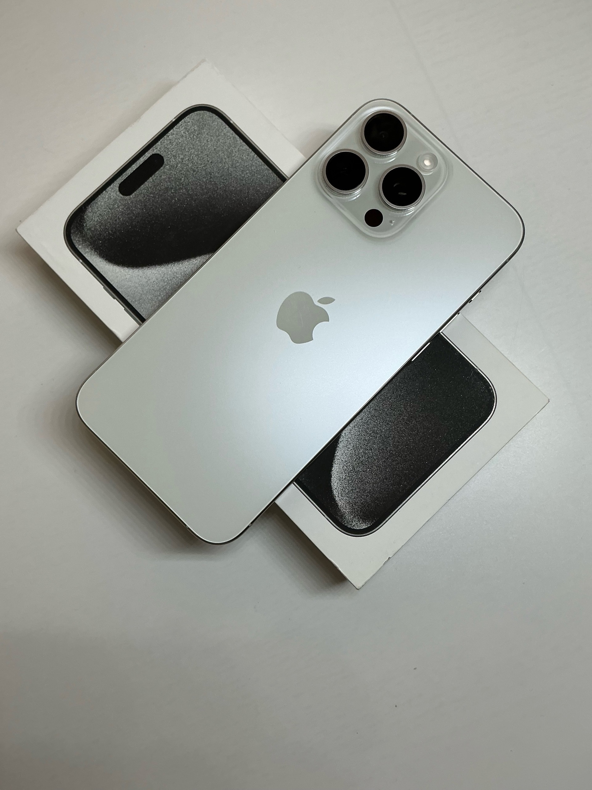 Продам iPhone 15 Pro Max (4)