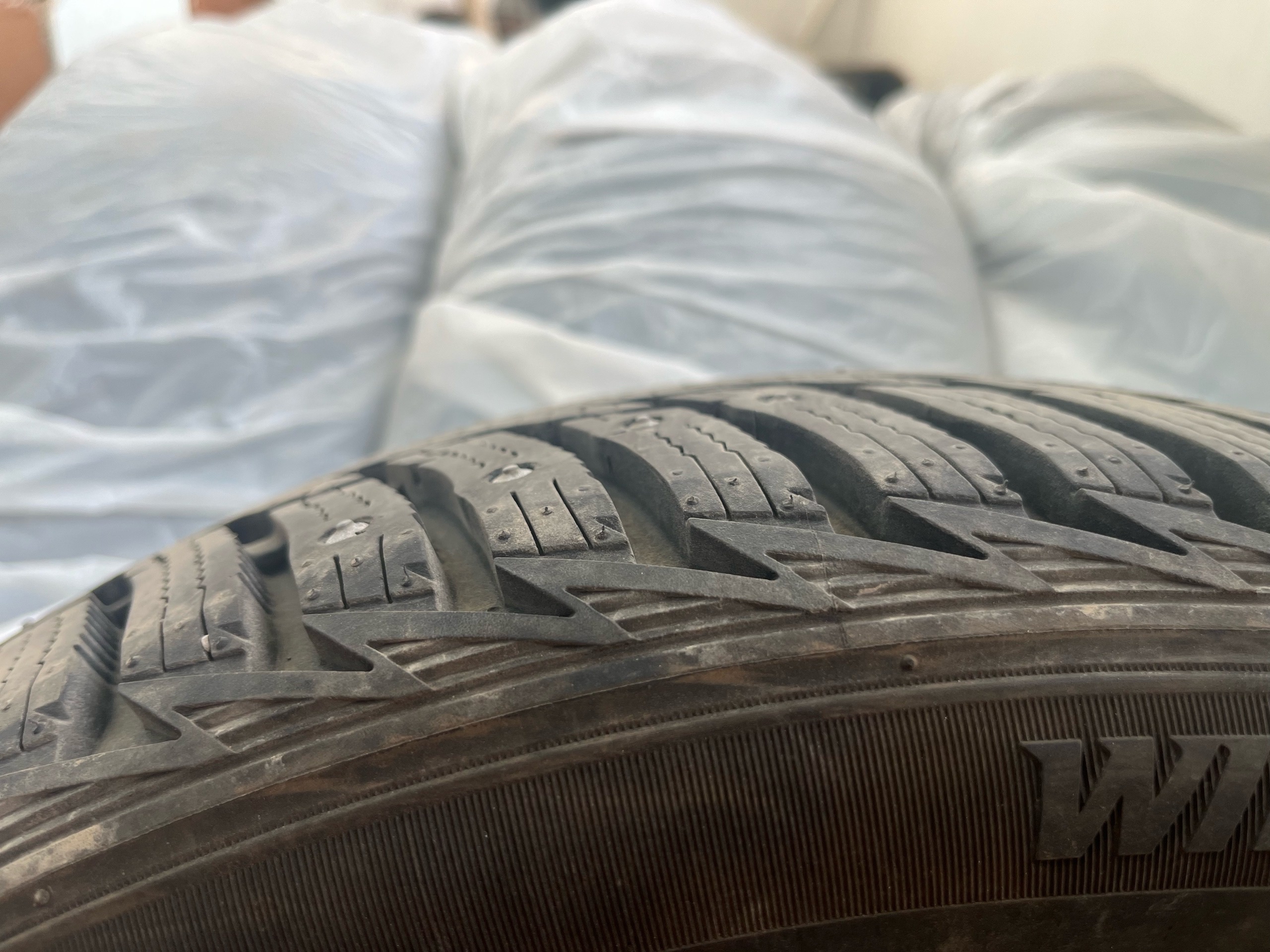 Шипованная зимняя резина 205/50 R17 (2)