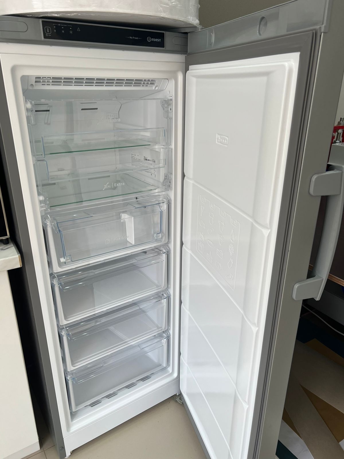 Морозильник Indesit и винный шкаф