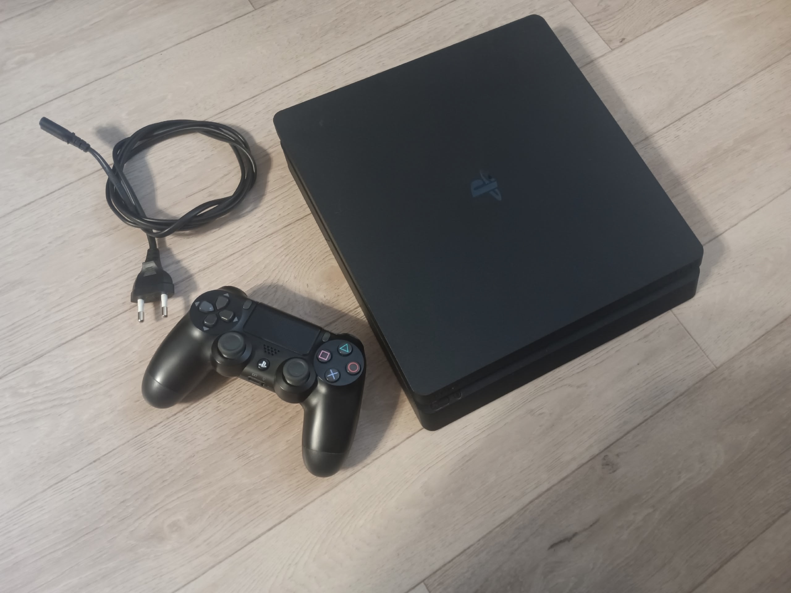 Продается Sony PlayStation 4 Slim