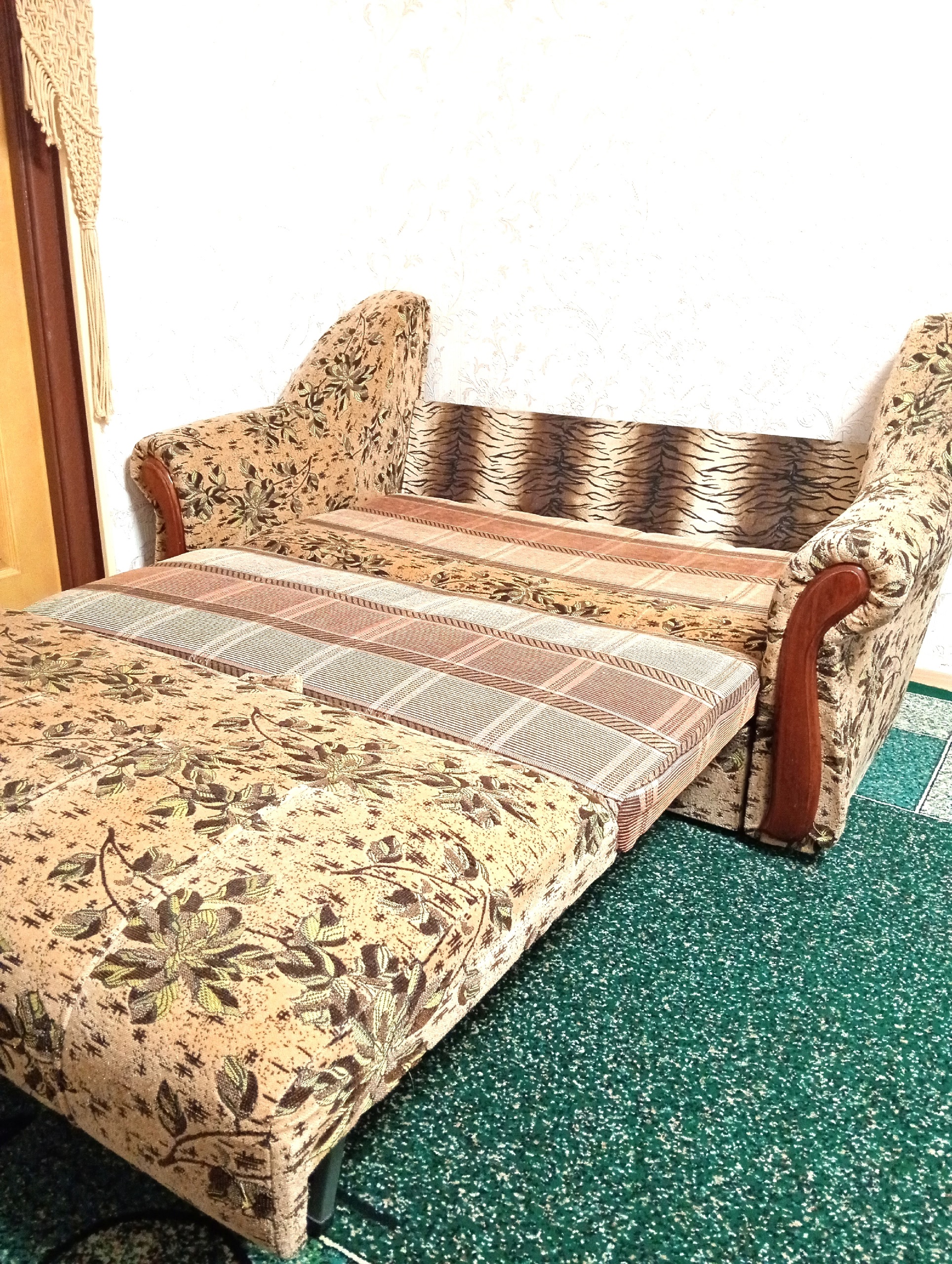 Продается компактный диван-малютка в Луганске (2)