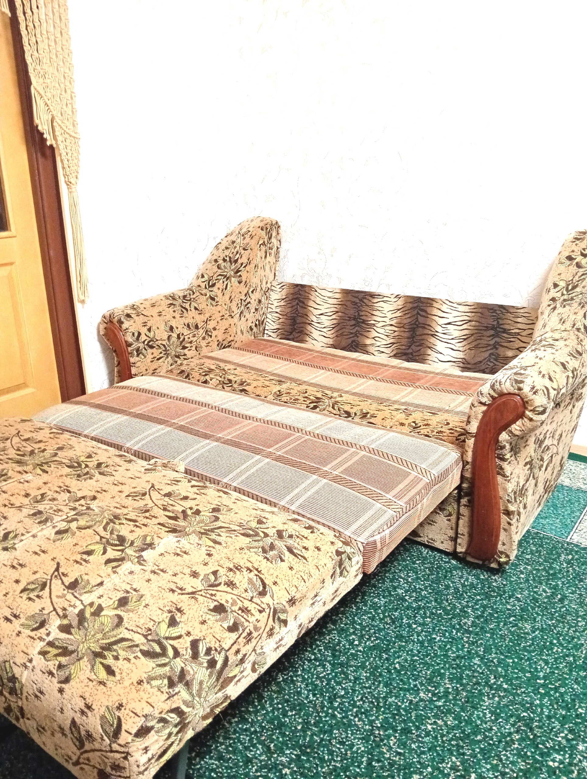 Продается компактный диван-малютка в Луганске (3)