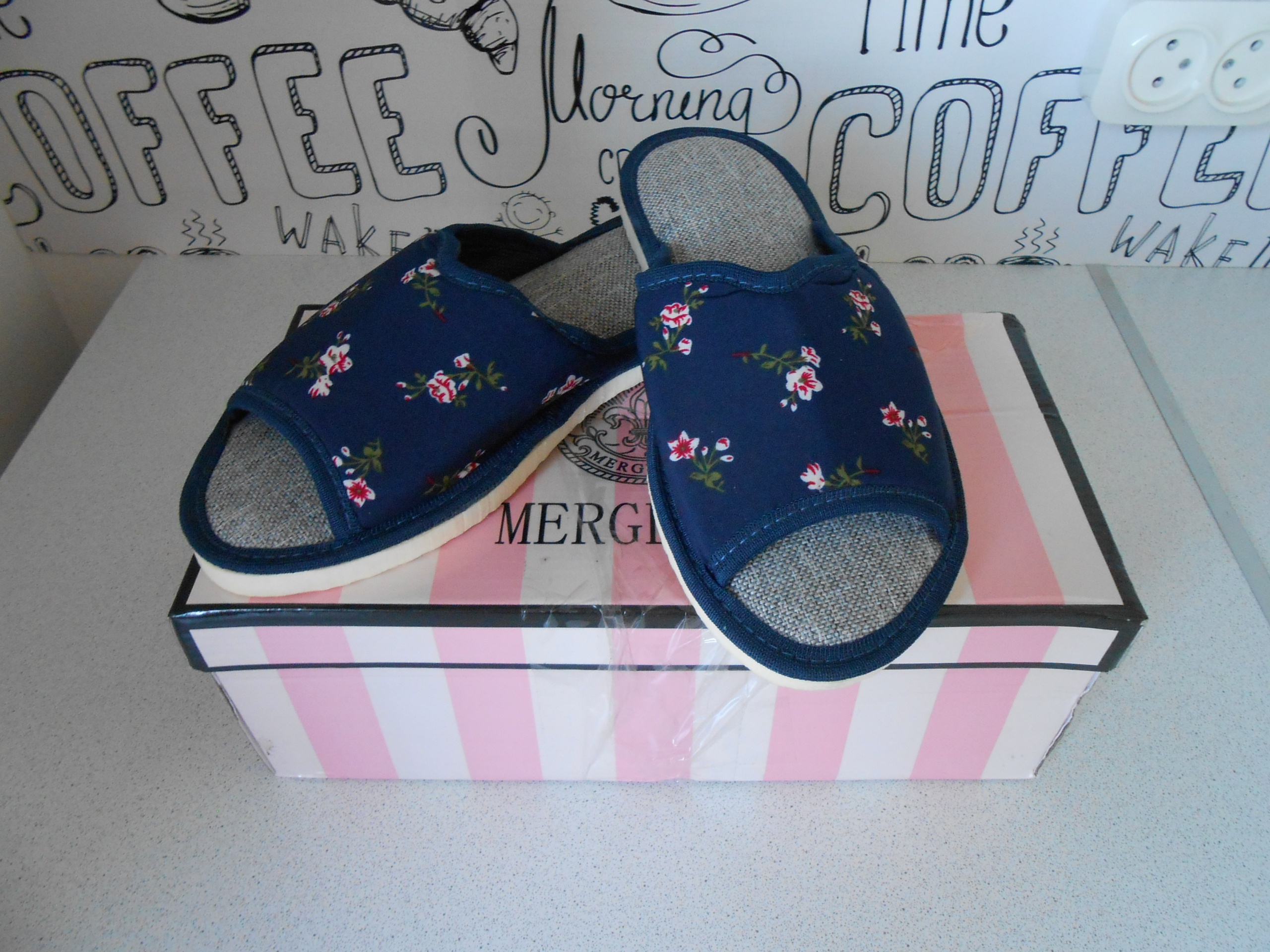 Продам. Новые женские тапки, размер