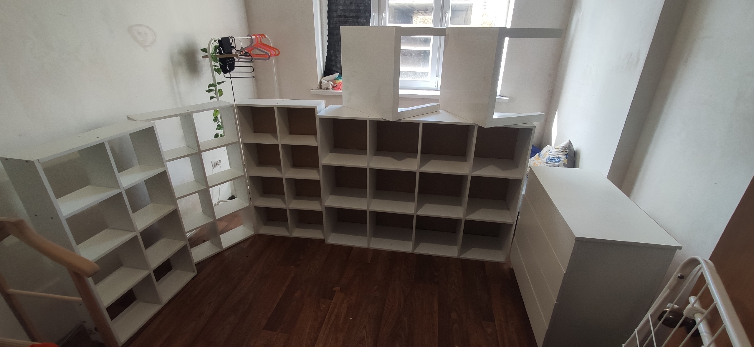 Небольшая распродажа стеллажей и мебели