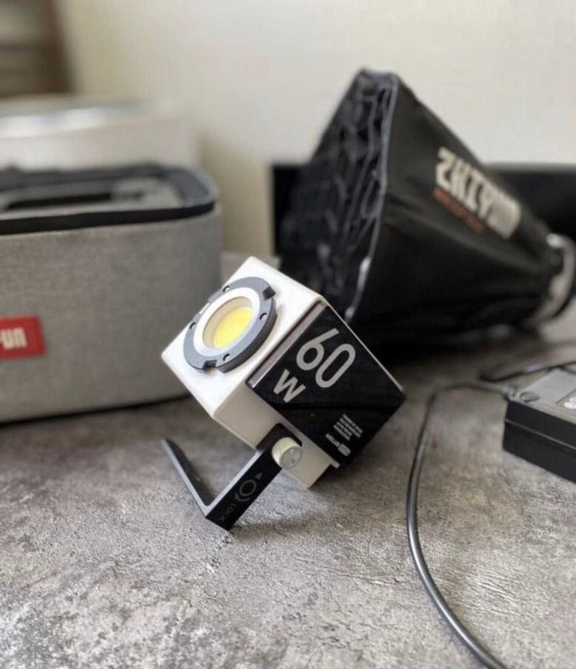 Продаю светодиодный осветитель Zhiyun Предлагаю