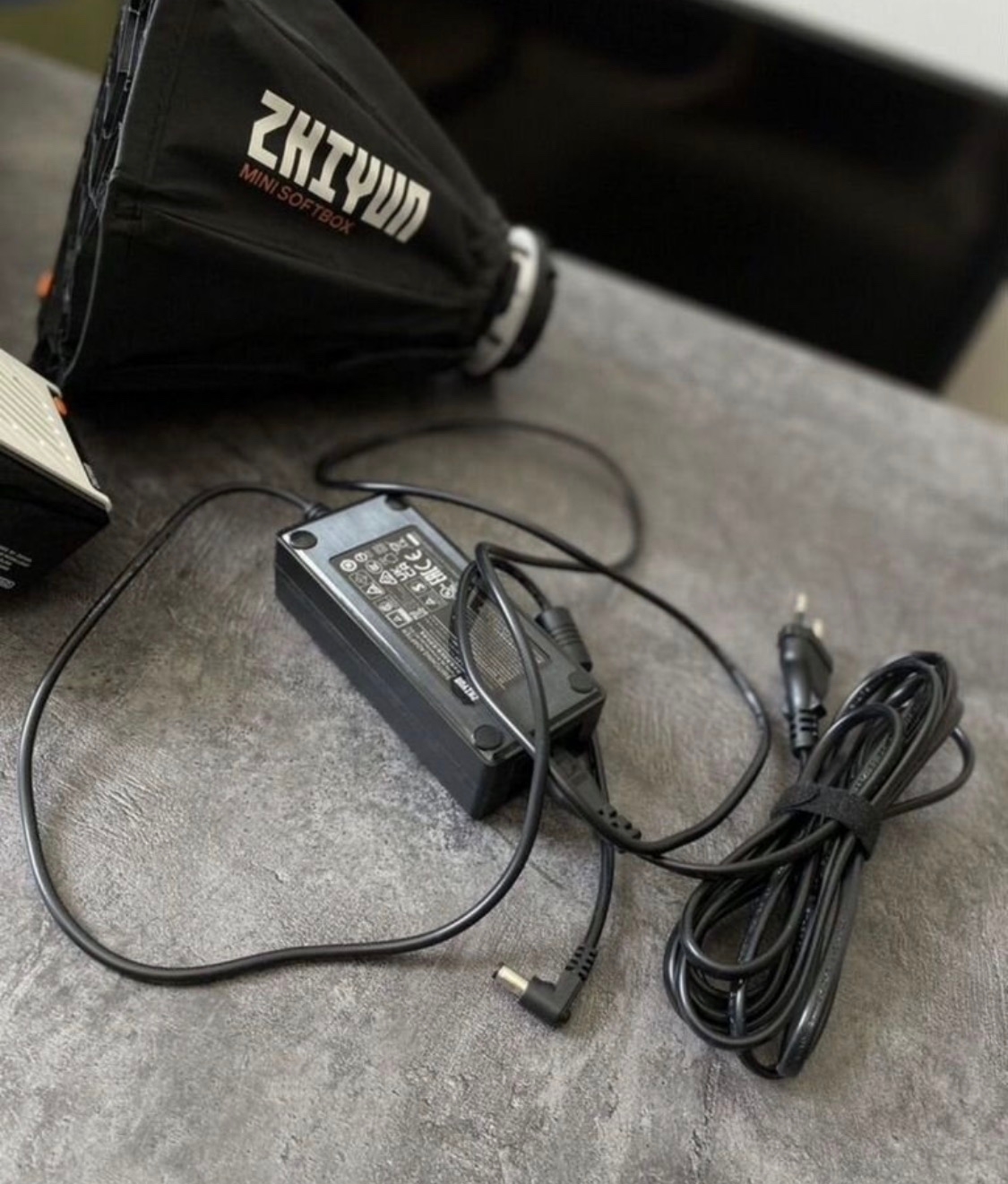 Продаю светодиодный осветитель Zhiyun Предлагаю (2)