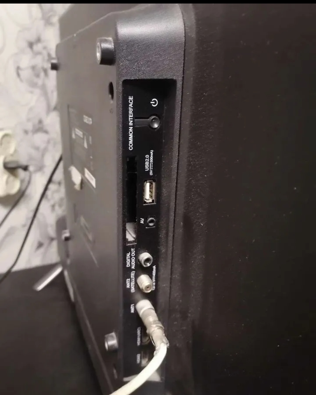 32-дюймовый телевизор DEXP в отличном (2)