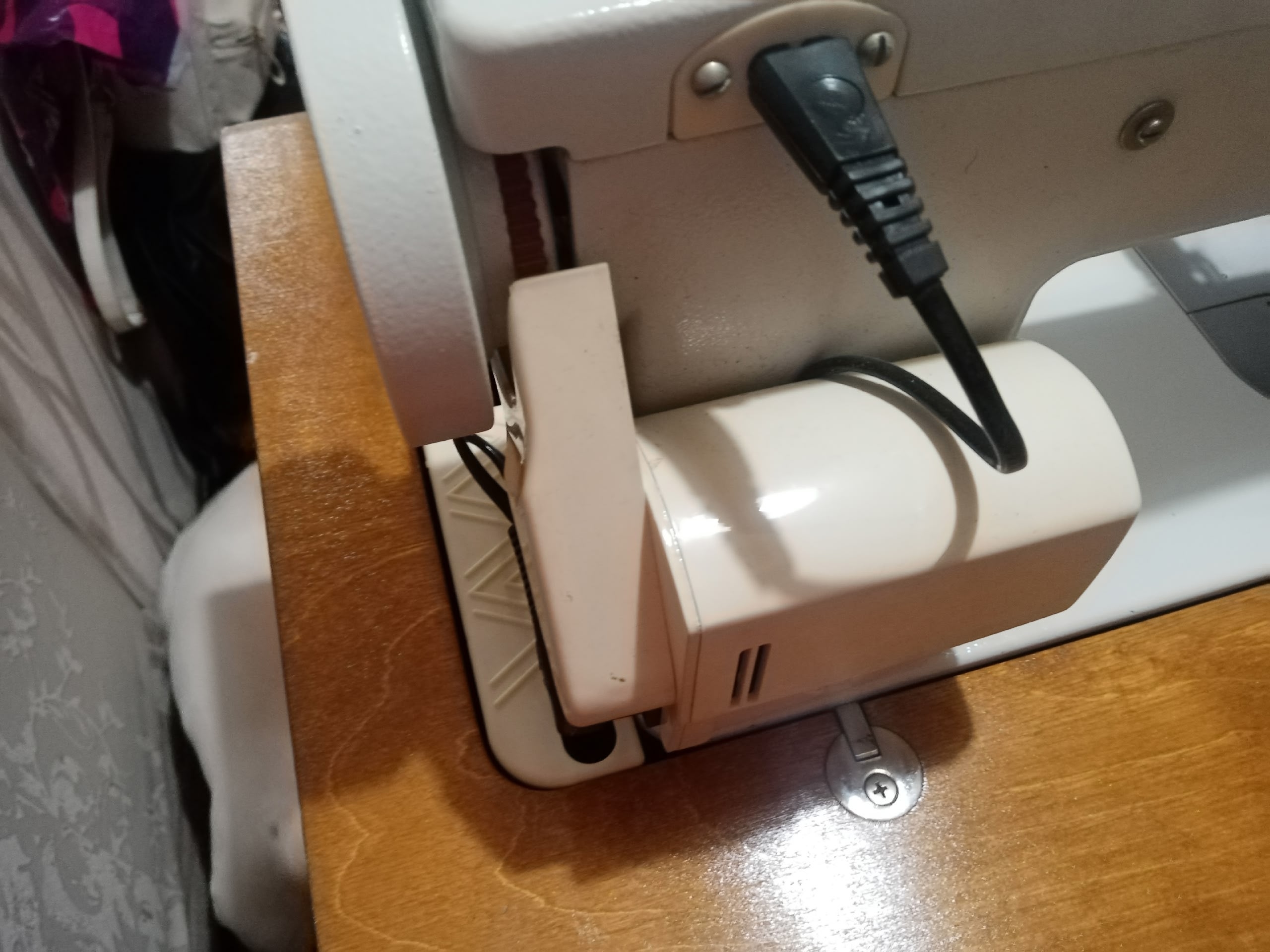 Швейная машина с электроприводом Продаю (2)