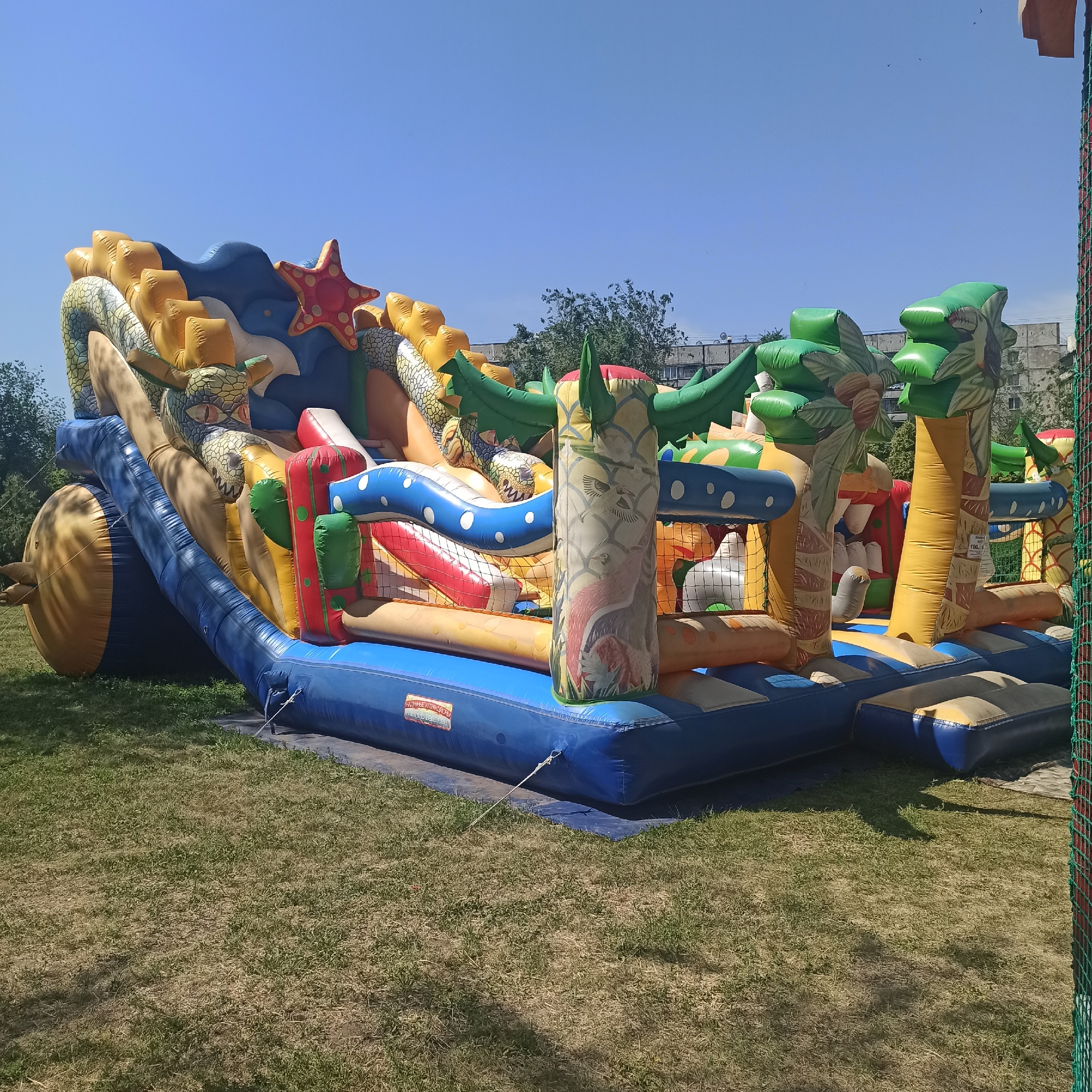 Продажа надувного батутного комплекса Объявляется