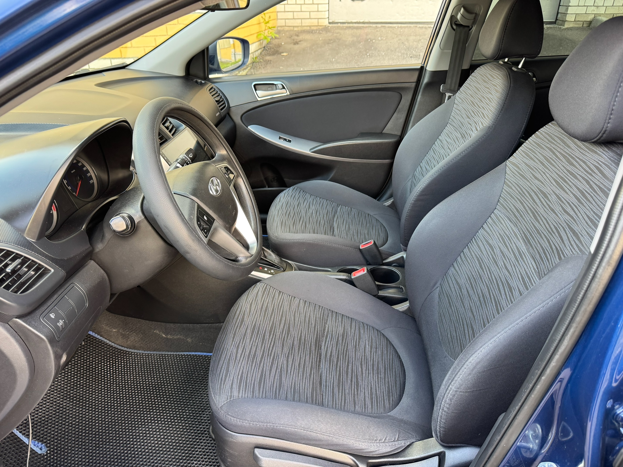 Продается Hyundai Solaris 2015 года (4)