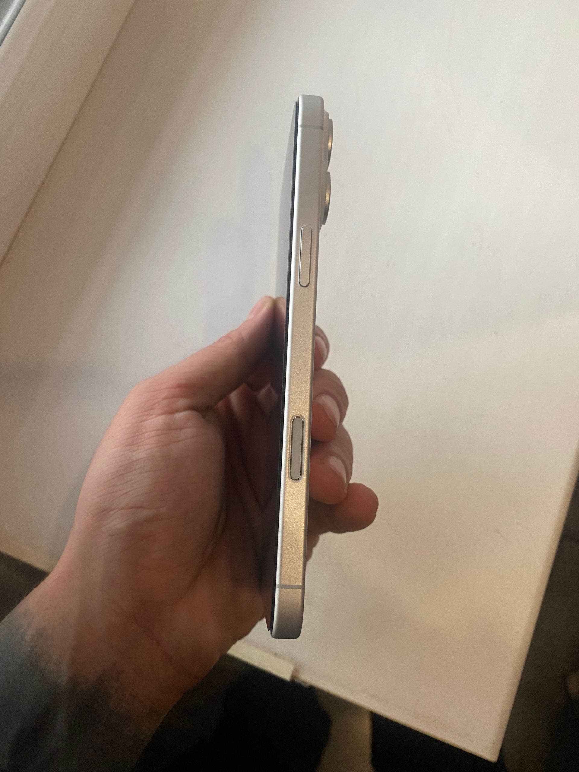 Продажа нового айфона 16 с (1)