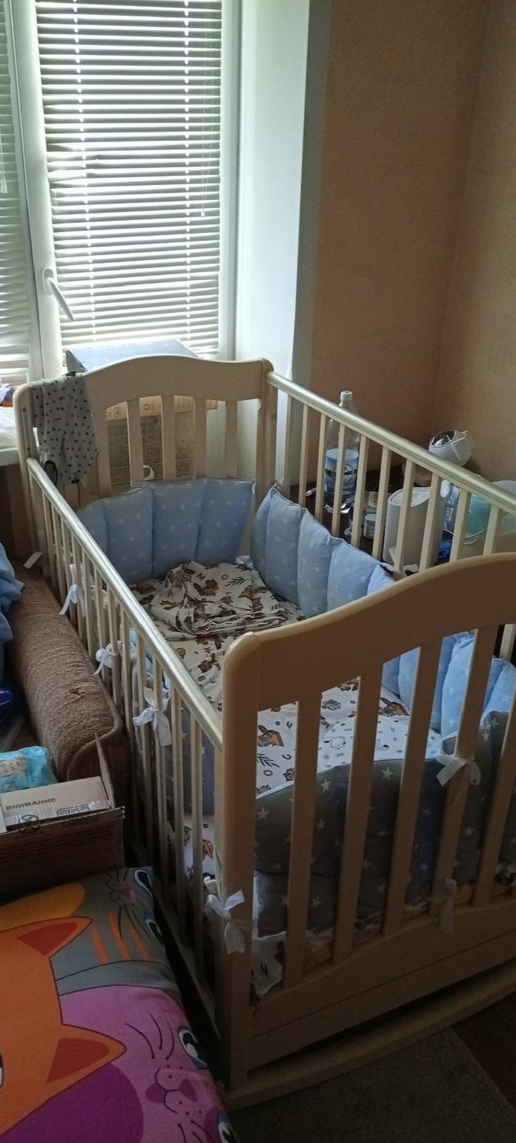 Продам детскую кроватку с маятником (1)
