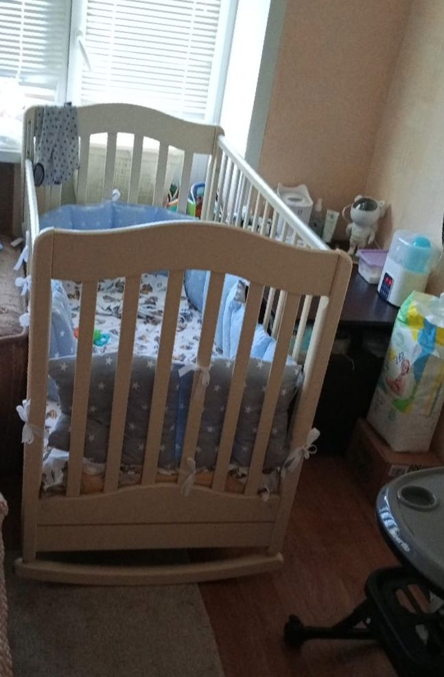 Продам детскую кроватку с маятником