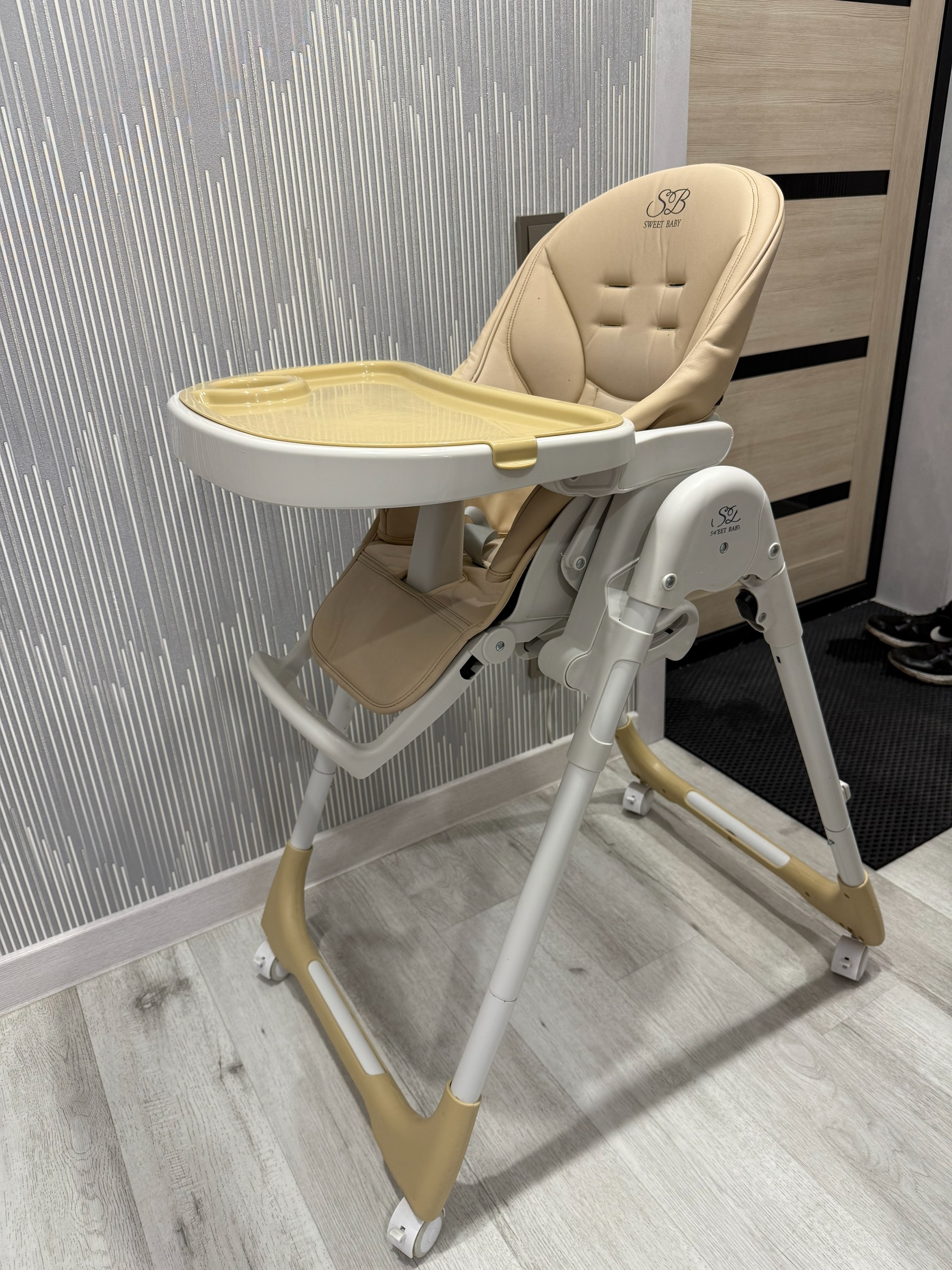 Стул для кормления и комбинезон