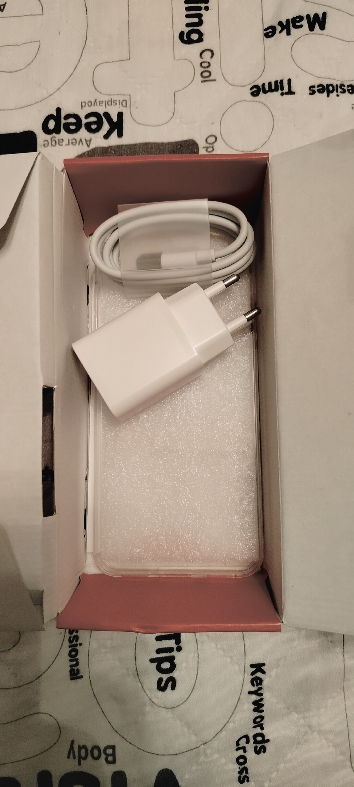 Продам новый телефон с чехлом (1)