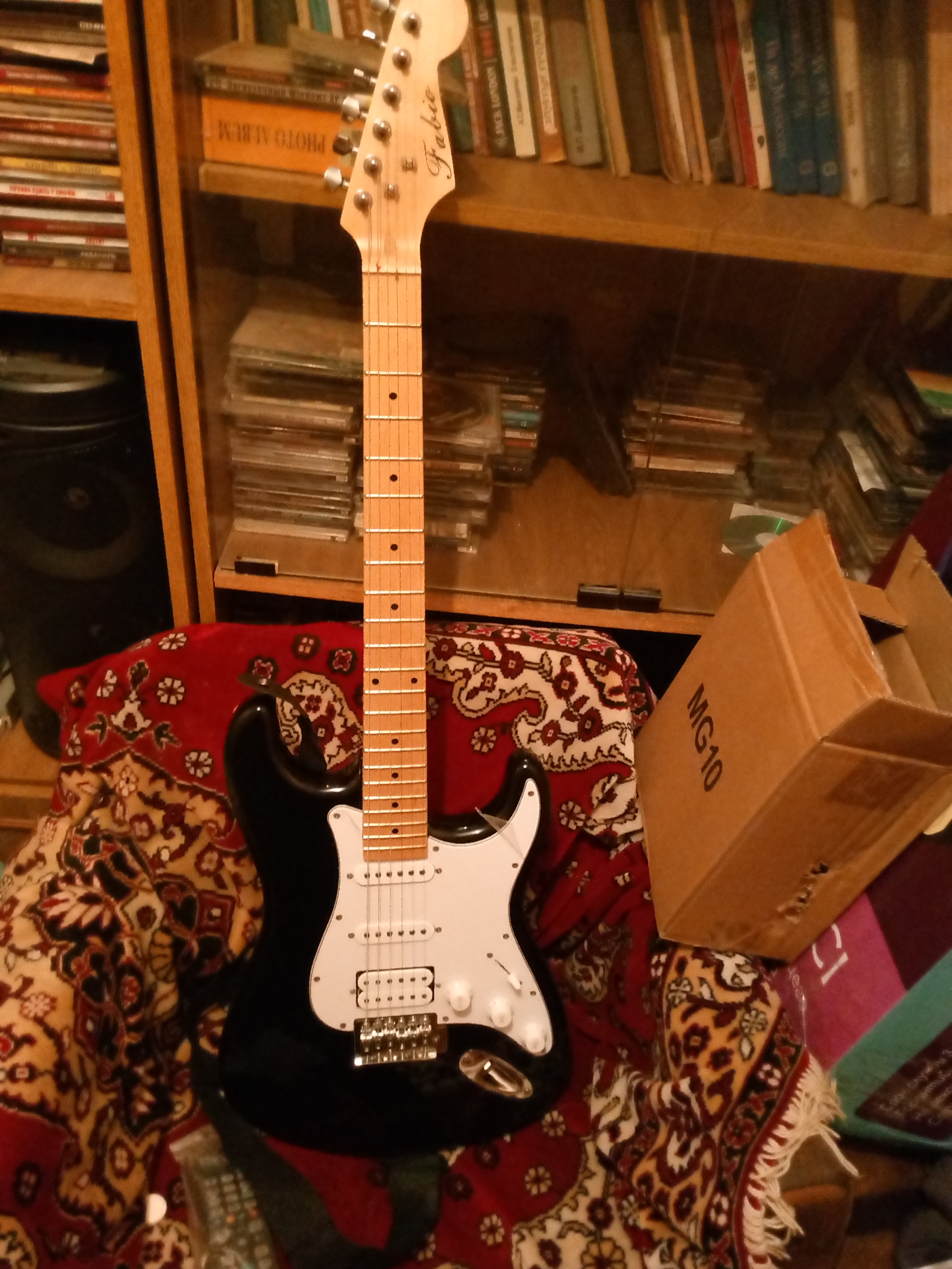 Электрогитара и синтезатор в продаже