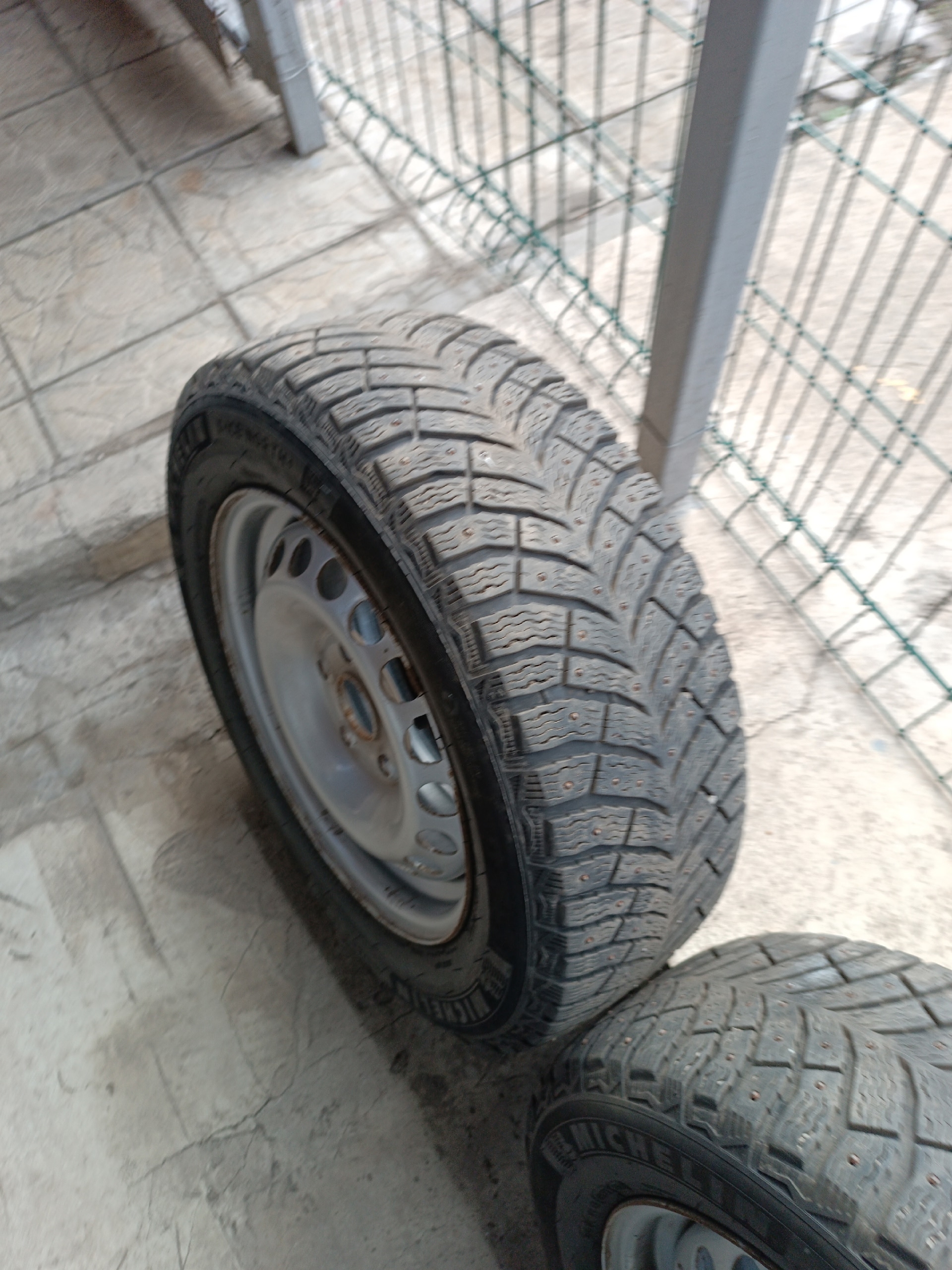 Продается комплект зимней резины В (2)