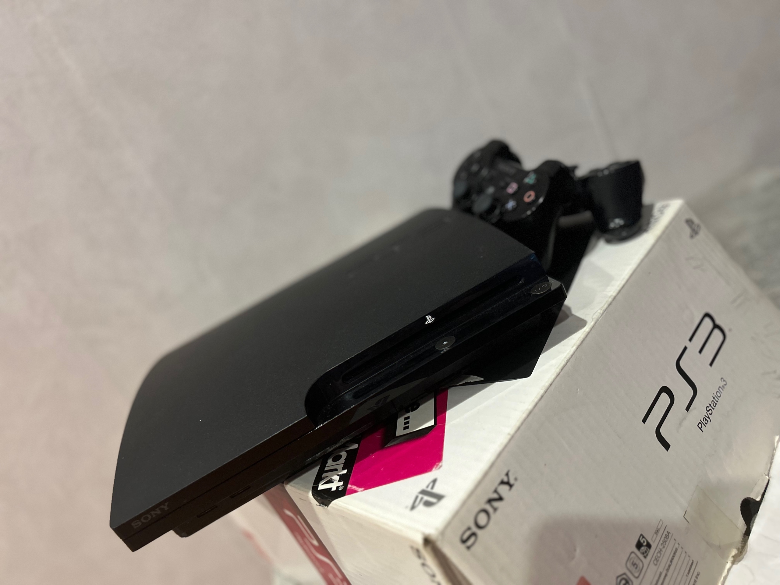 Игровая консоль с 2 геймпадами