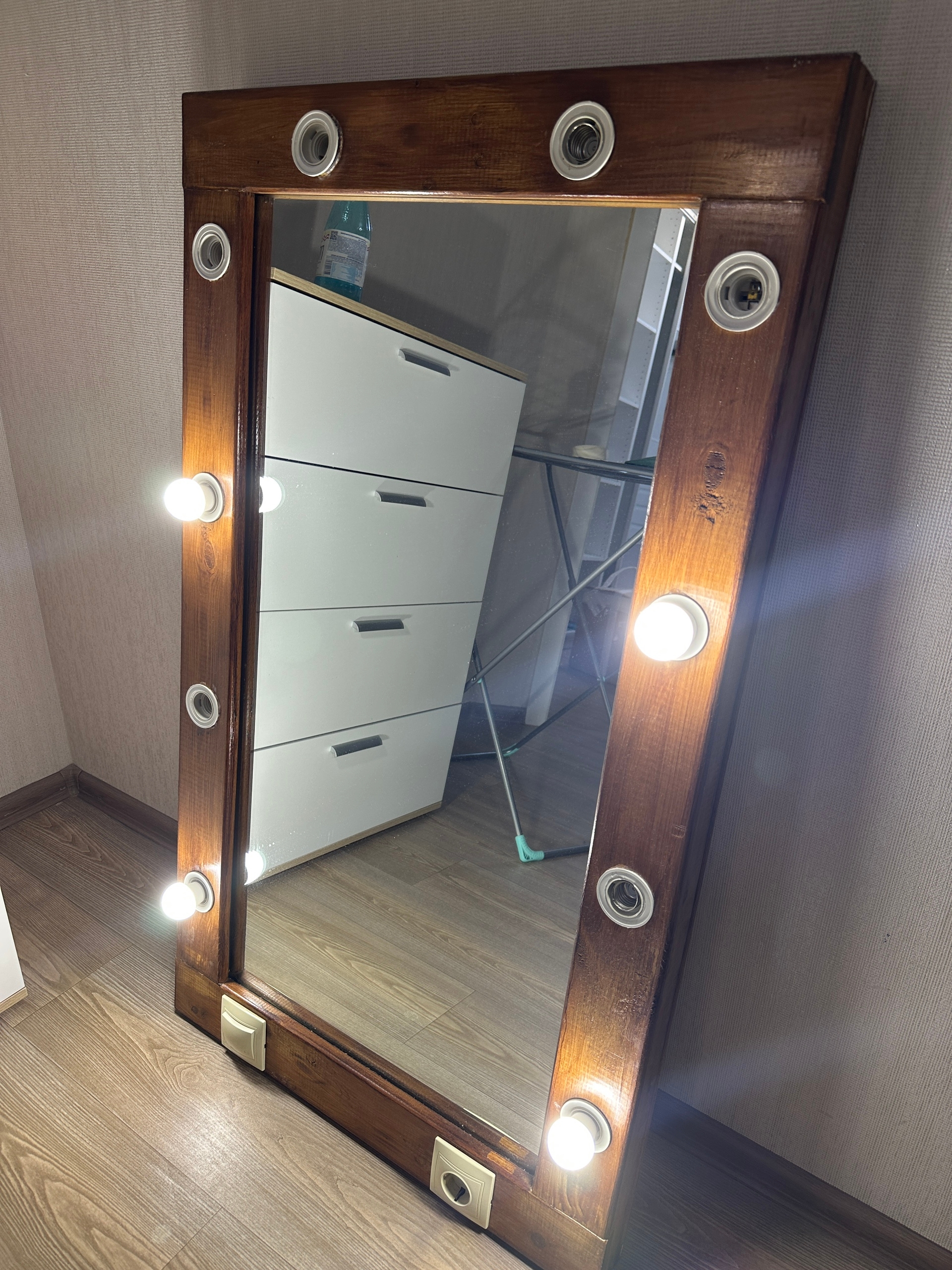 Зеркало ручной работы из дерева