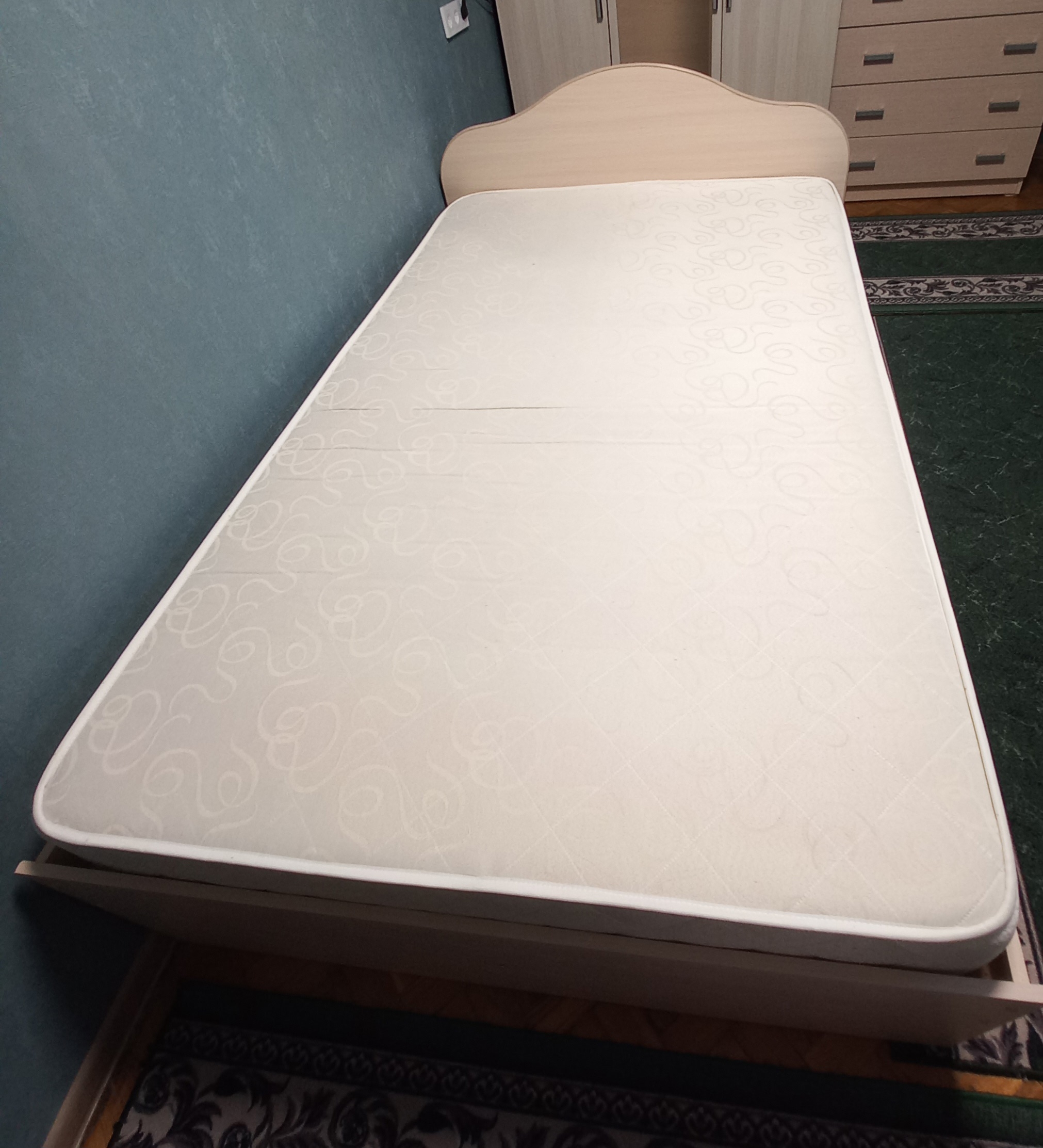 Продам матрас и бесплатную кровать (2)