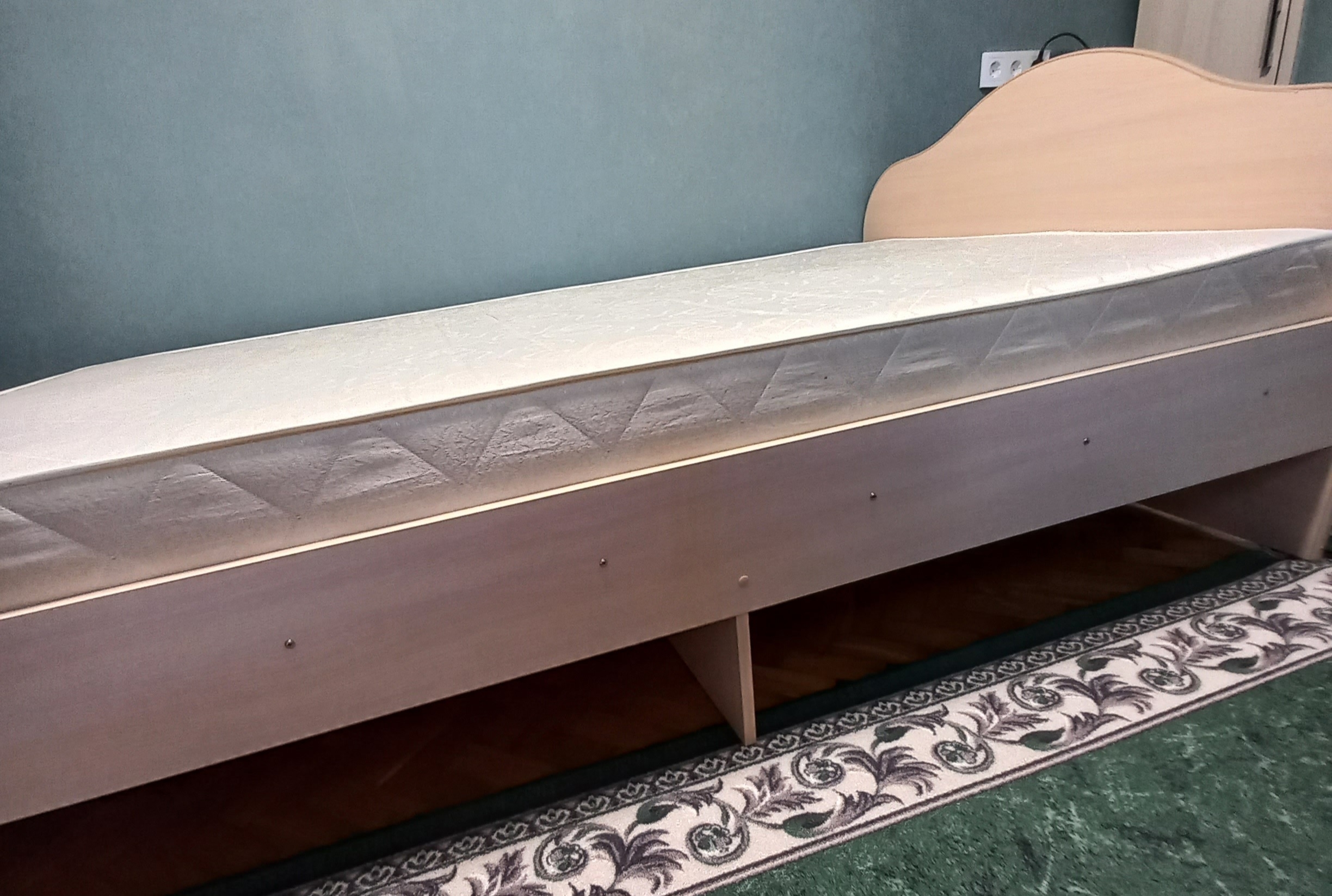 Продам матрас и бесплатную кровать