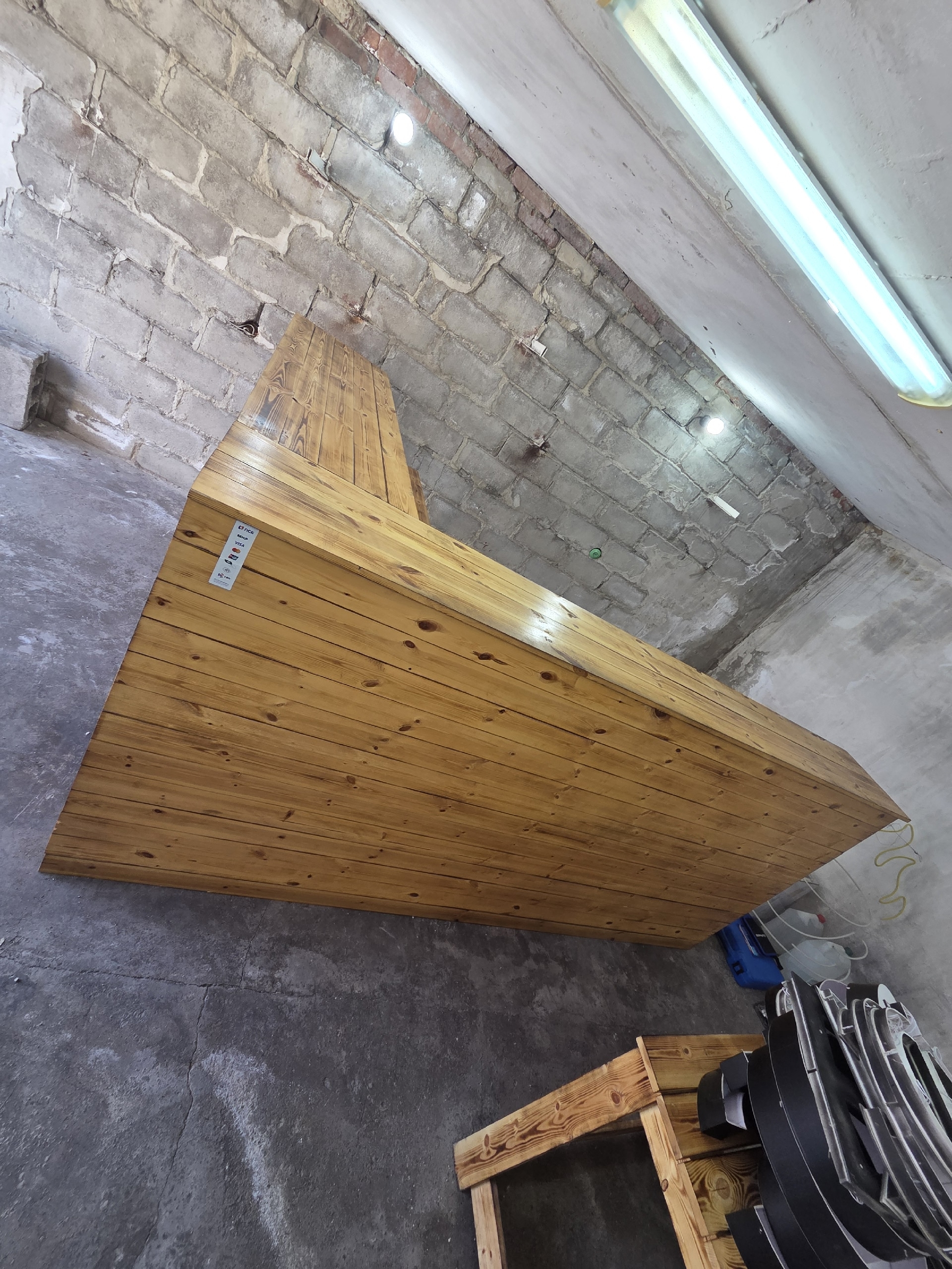 Продам барную стойку из дерева