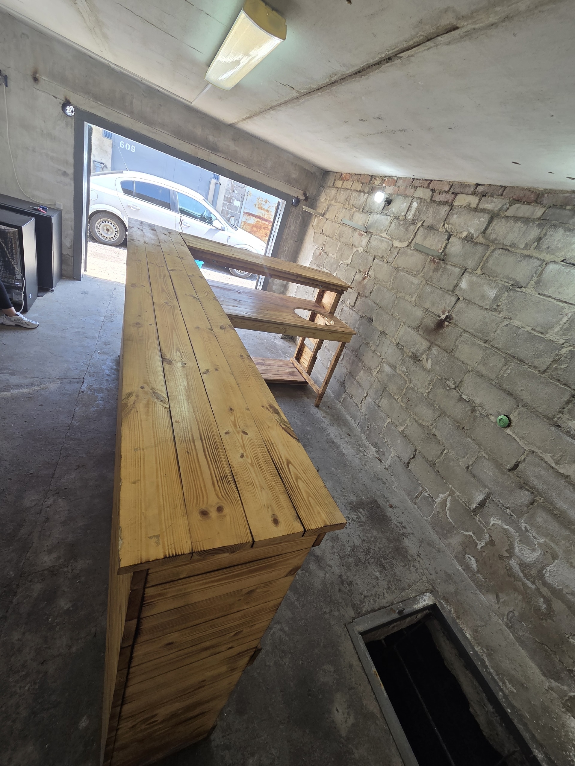 Продам барную стойку из дерева (2)