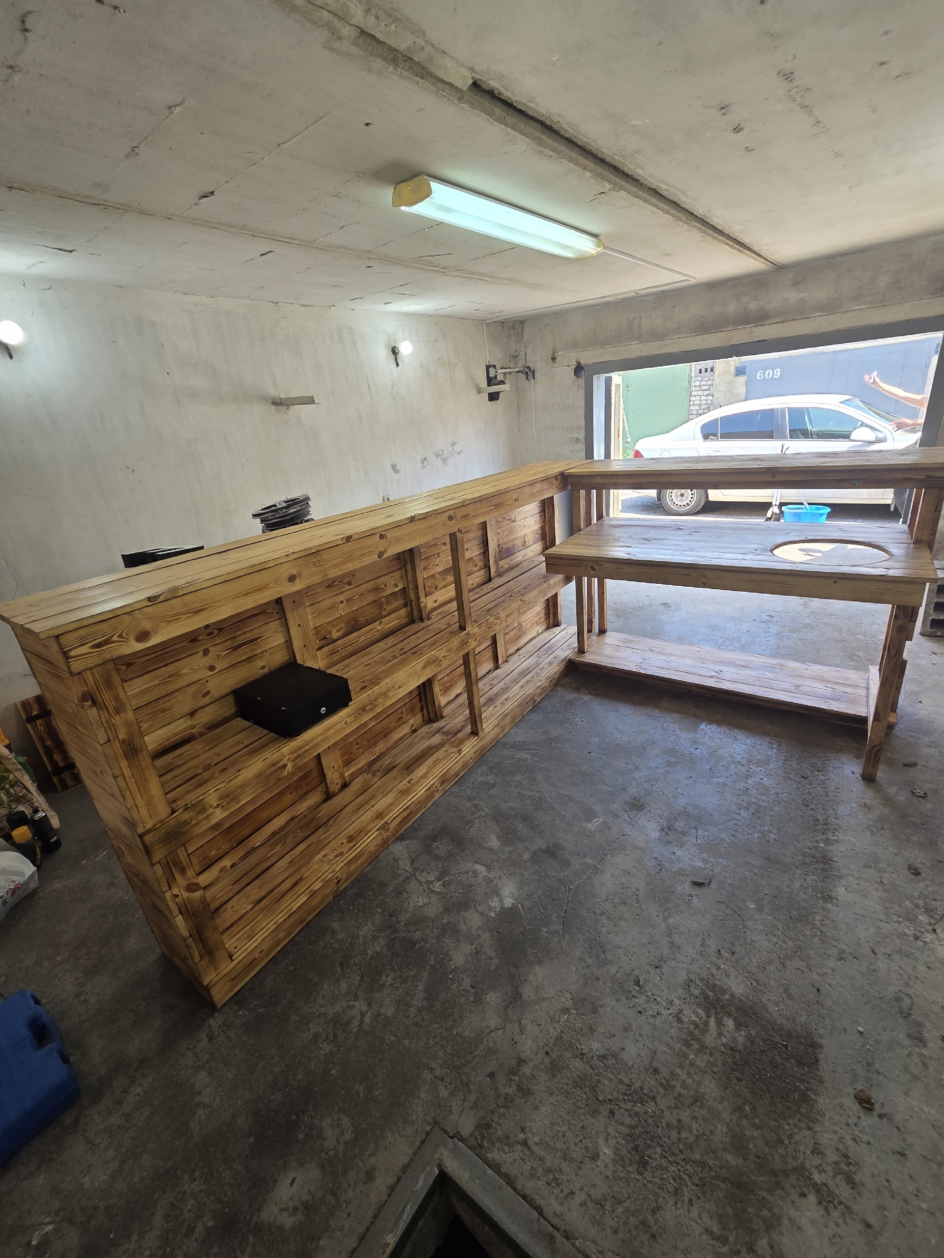 Продам барную стойку из дерева (3)