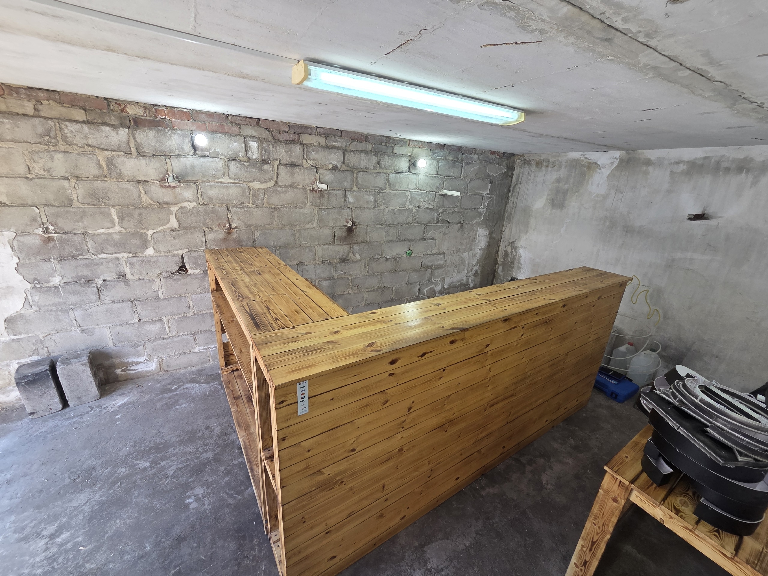 Продам барную стойку из дерева (1)