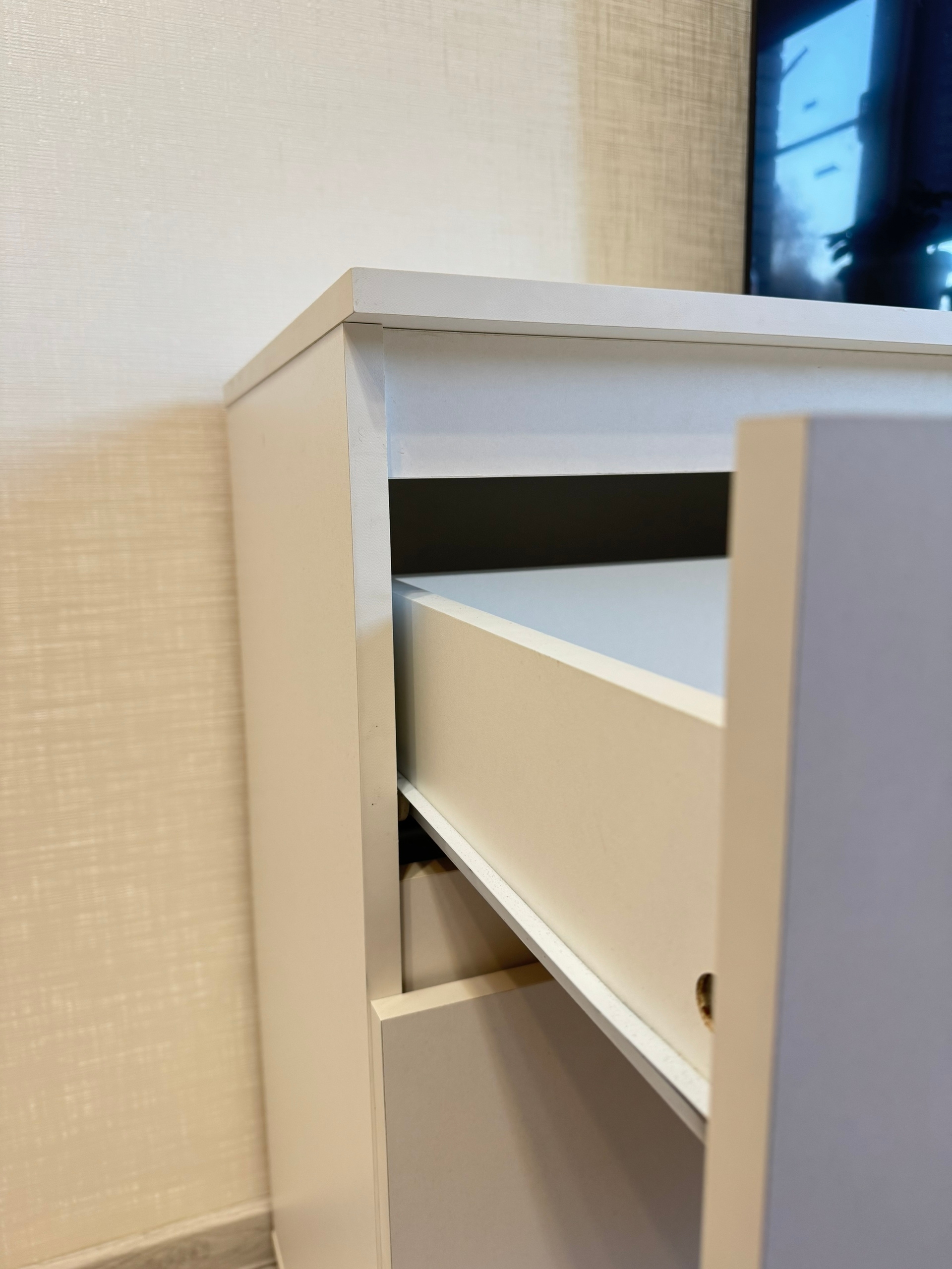 Белый комод с шестью ящиками (4)