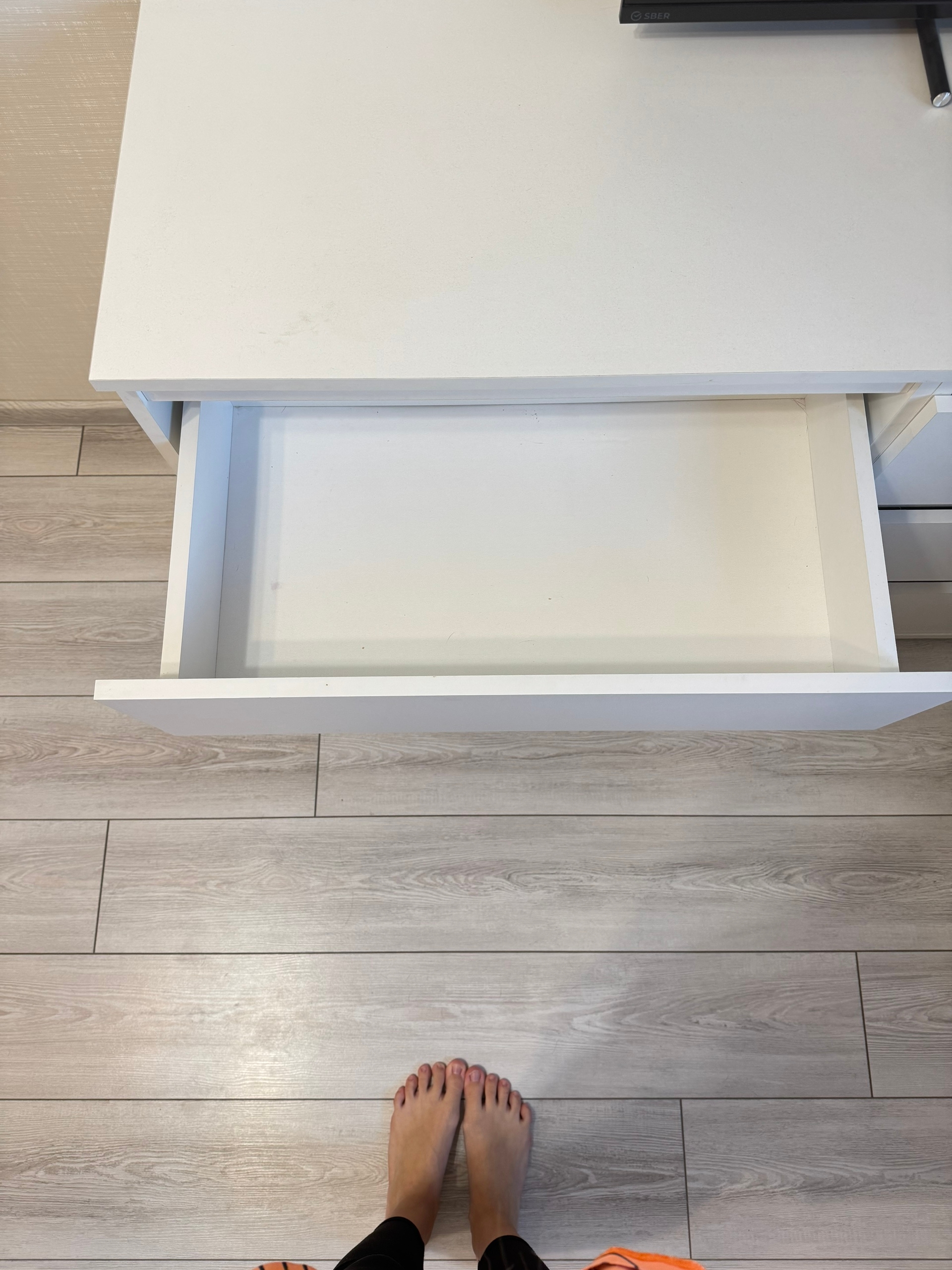 Белый комод с шестью ящиками (3)