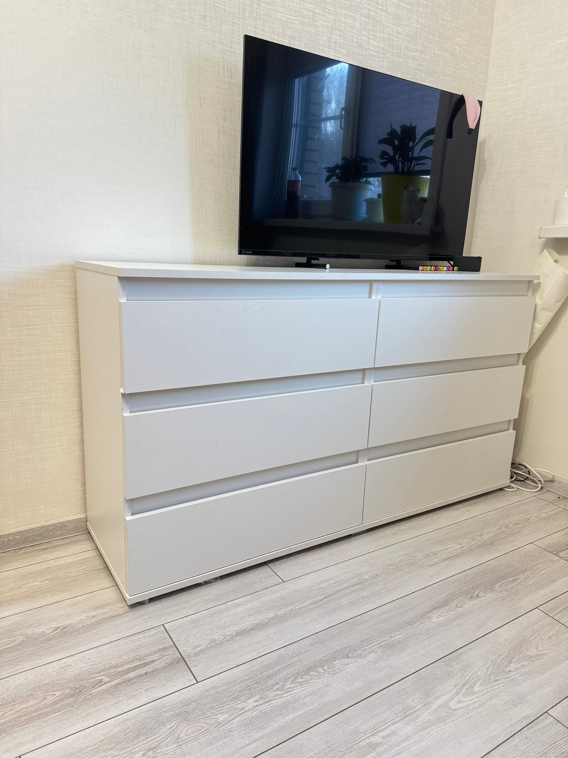 Белый комод с шестью ящиками