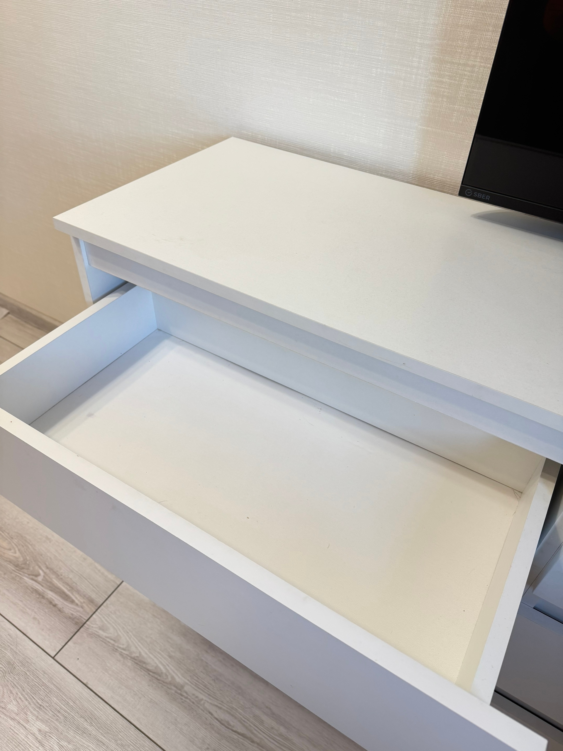 Белый комод с шестью ящиками (2)