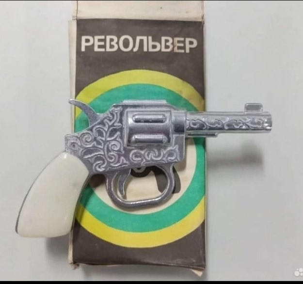**Коллекционный пистолет в упаковке** Предлагаем (1)