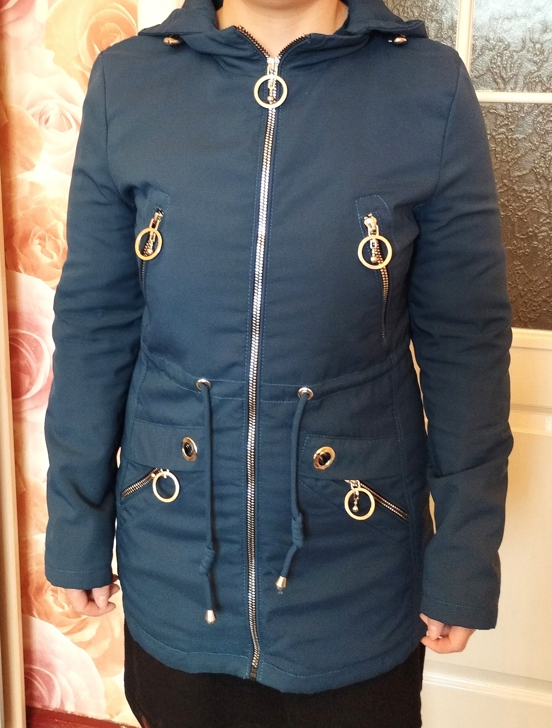 Продажа женской ветровки и пальто