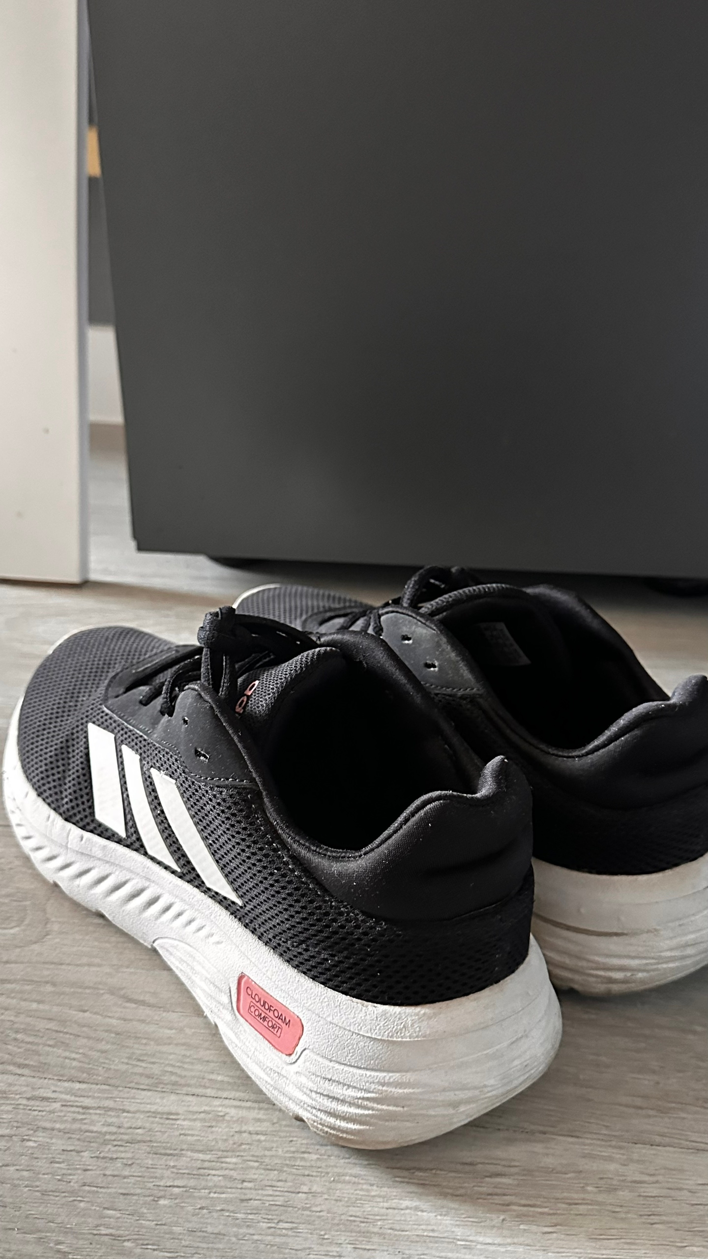 Свободный Донат: Кроссовки, Юбка, Джинсы