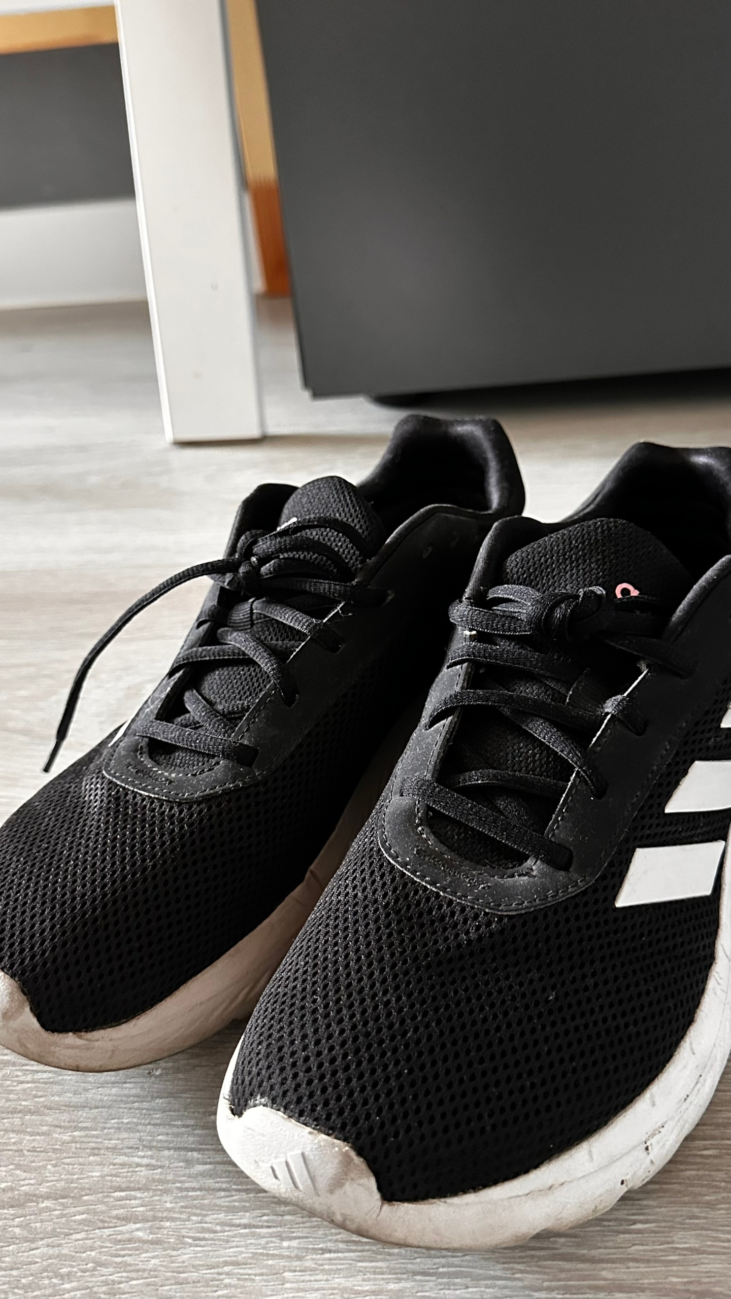 Свободный Донат: Кроссовки, Юбка, Джинсы (1)