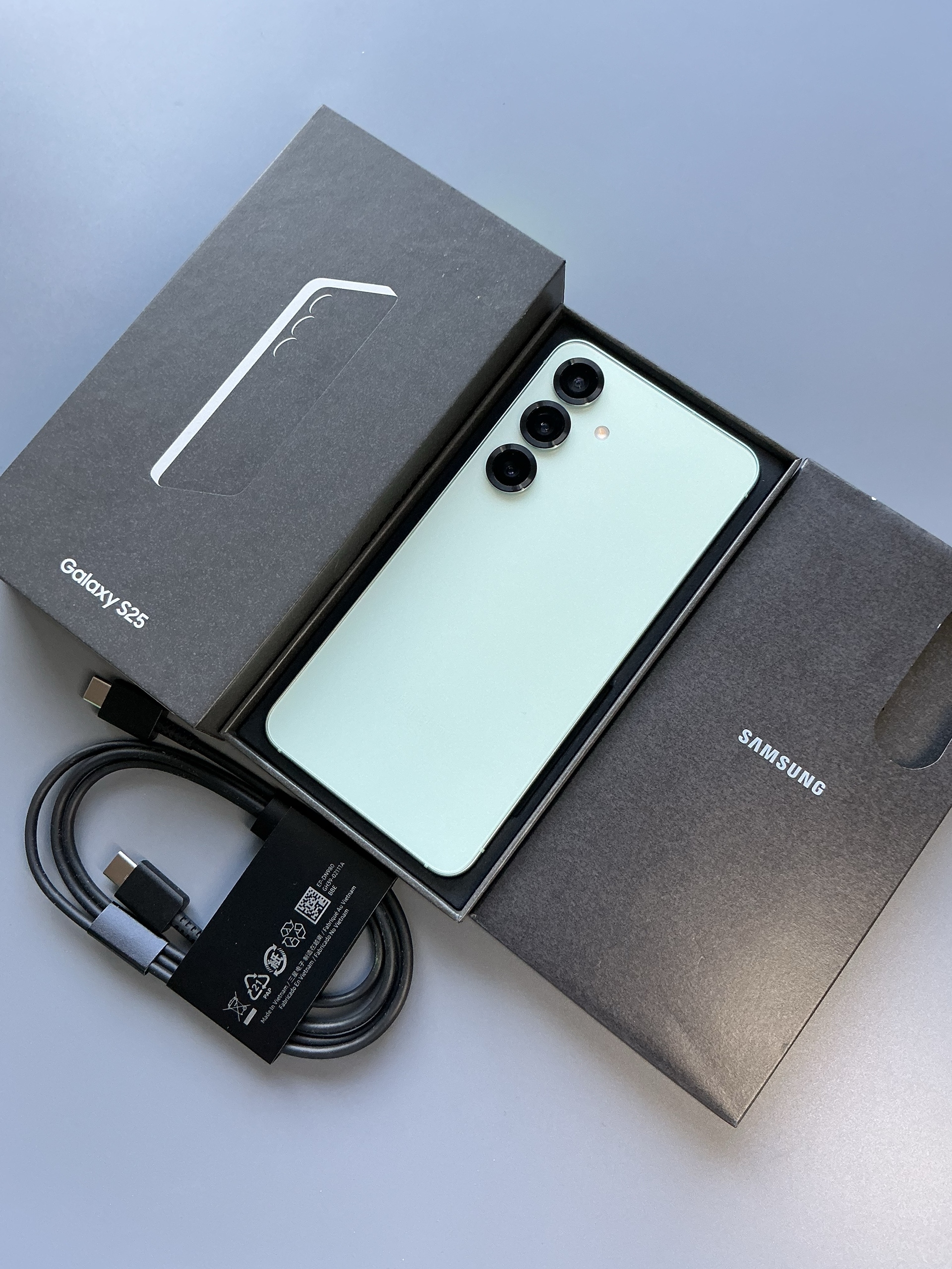 Продам Samsung S25 с 12ГБ