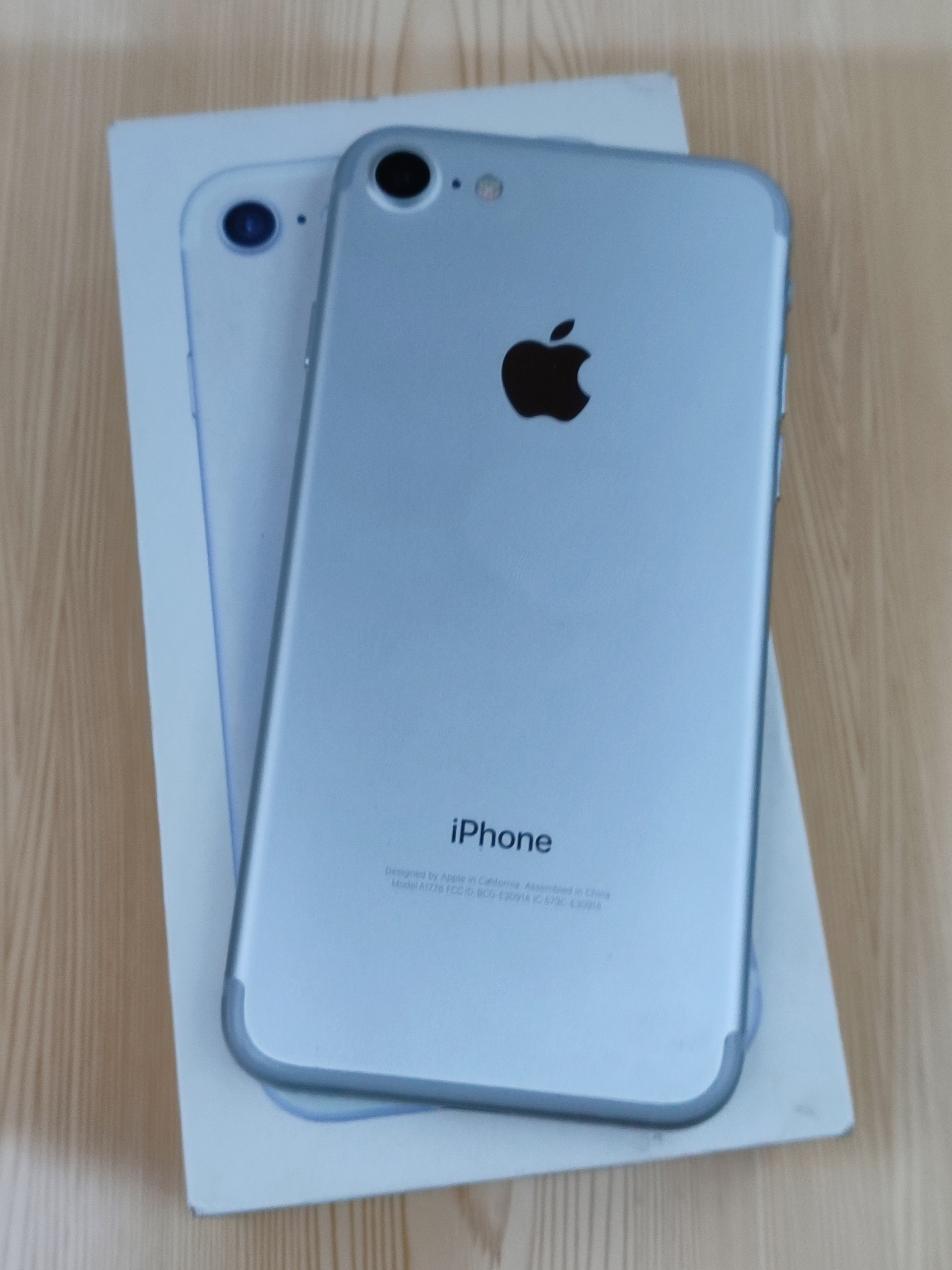 Продам Apple iPhone 7, серебристый (1)