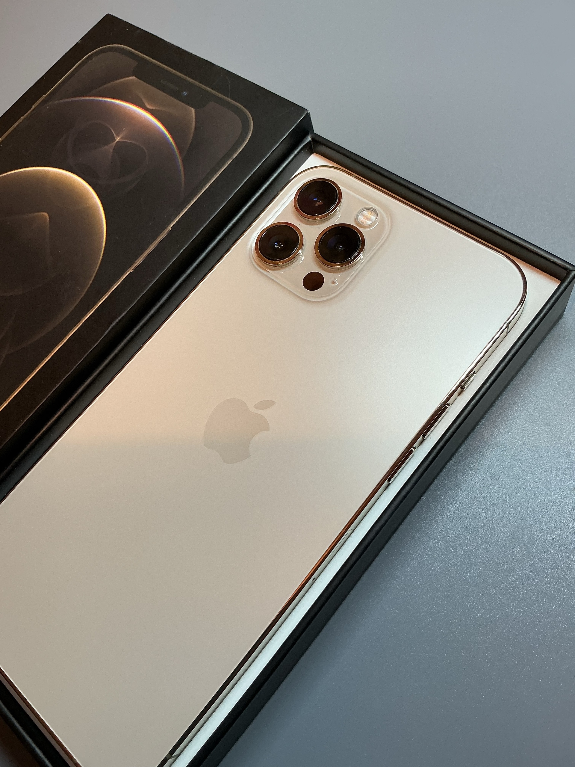 Продам iPhone 12 Pro Max (2)