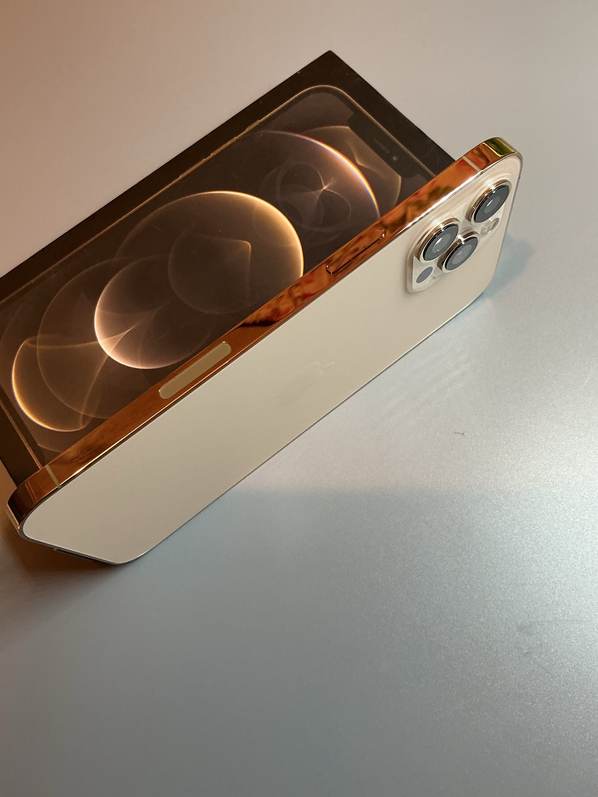 Продам iPhone 12 Pro Max (1)