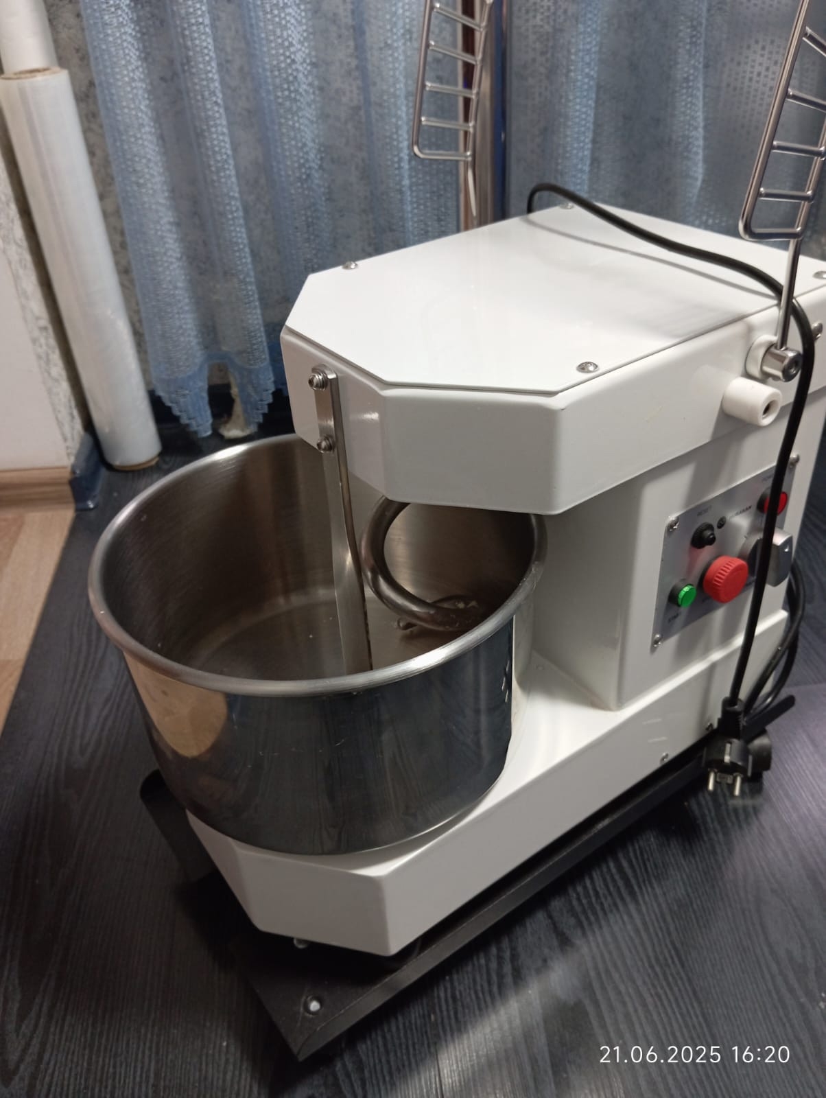 Профессиональный тестомес на 8 литров (1)