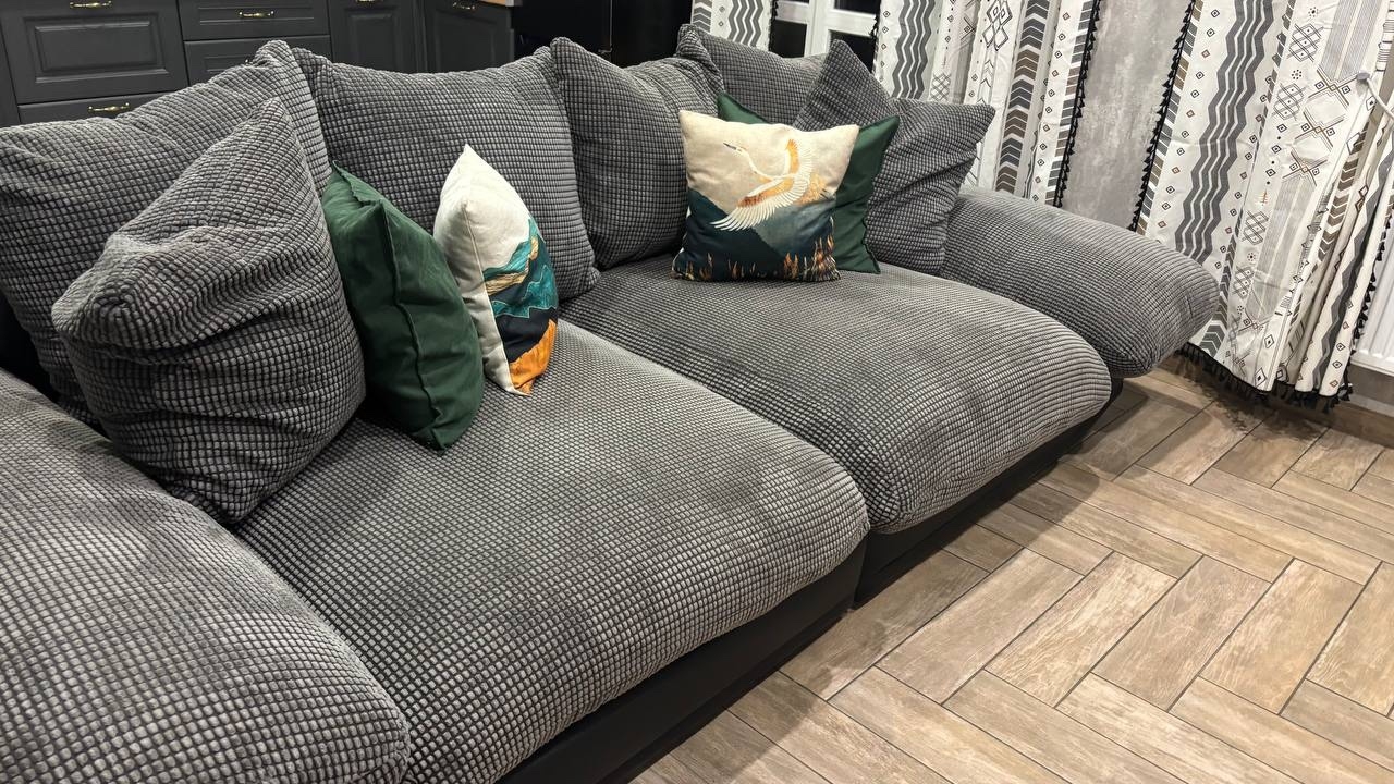 Большой диван с легкостью ухода