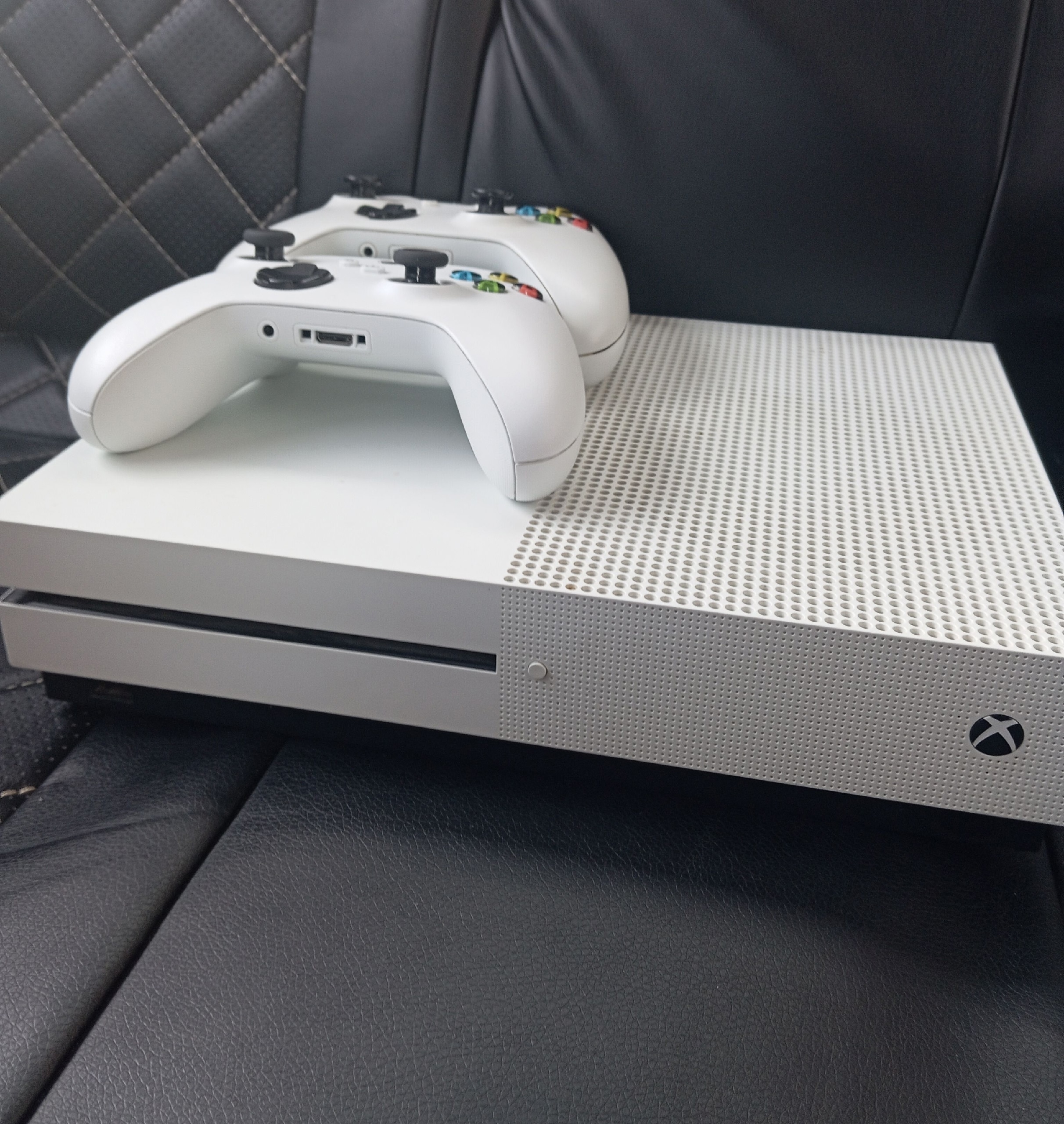 Продается Xbox One S: два
