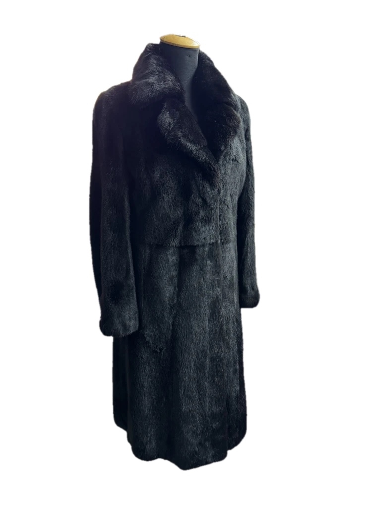 Продажа норковой шубы, черный цвет