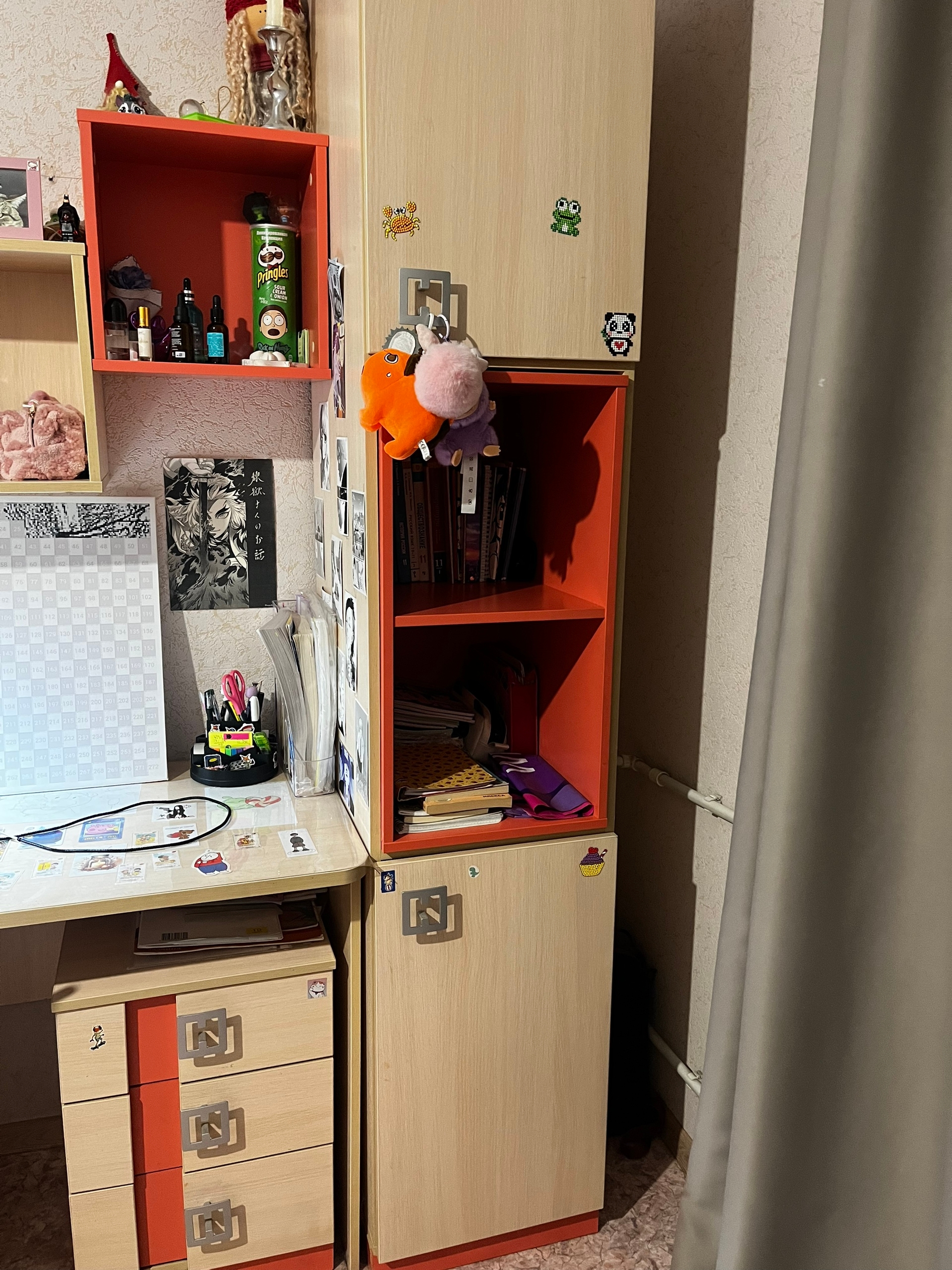 Бежево-розовая мебельная стенка: стильный комплект (3)