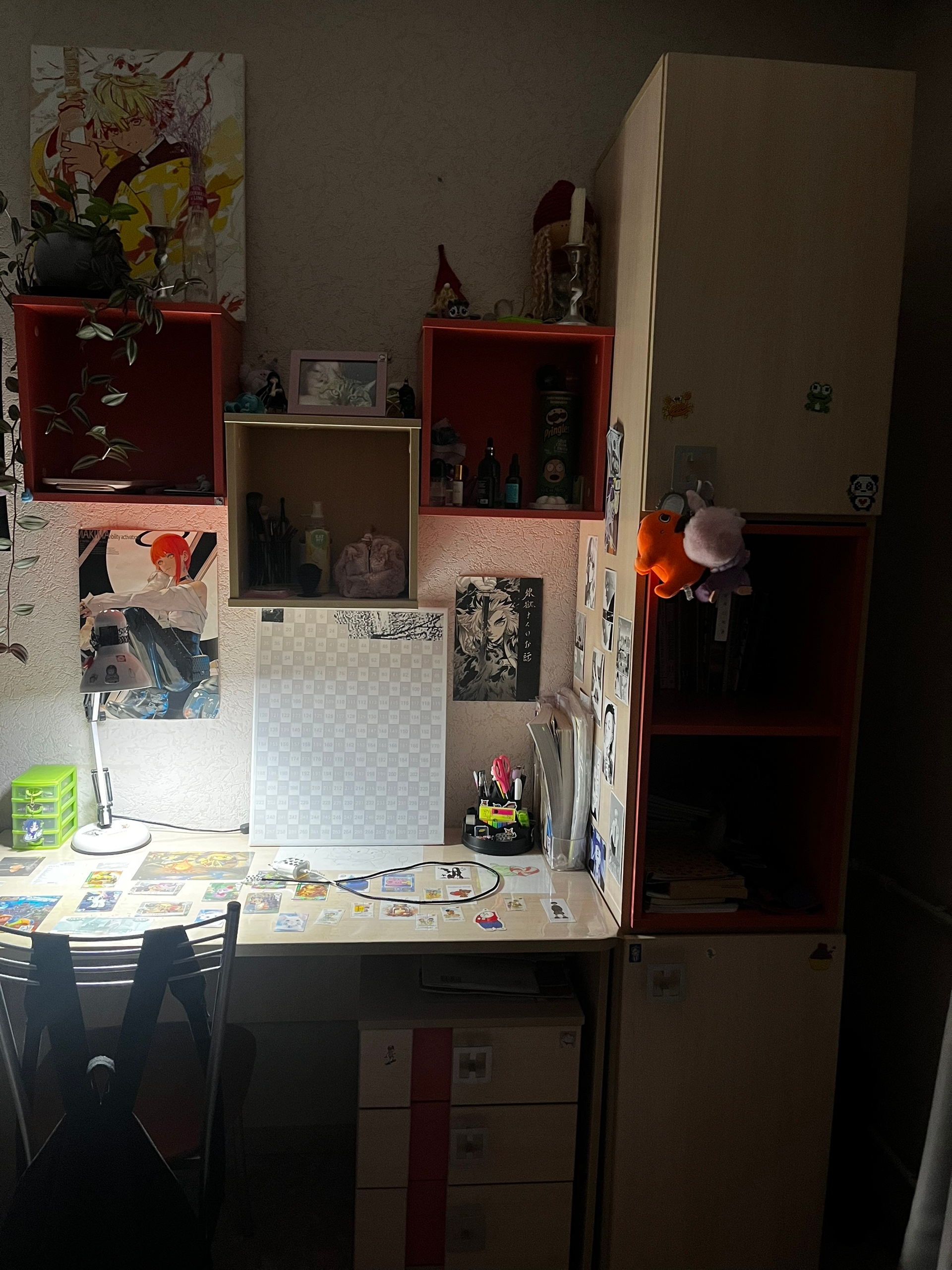 Бежево-розовая мебельная стенка: стильный комплект